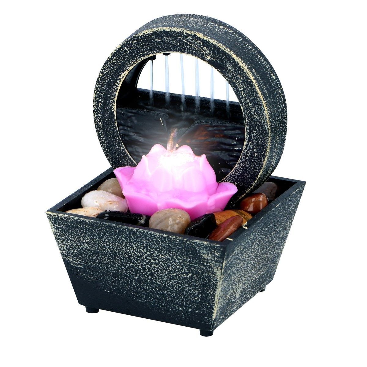 Een zwarte tafelwaterfontein met cirkelvormig ontwerp, glowende roze lotus en rivierstenen.