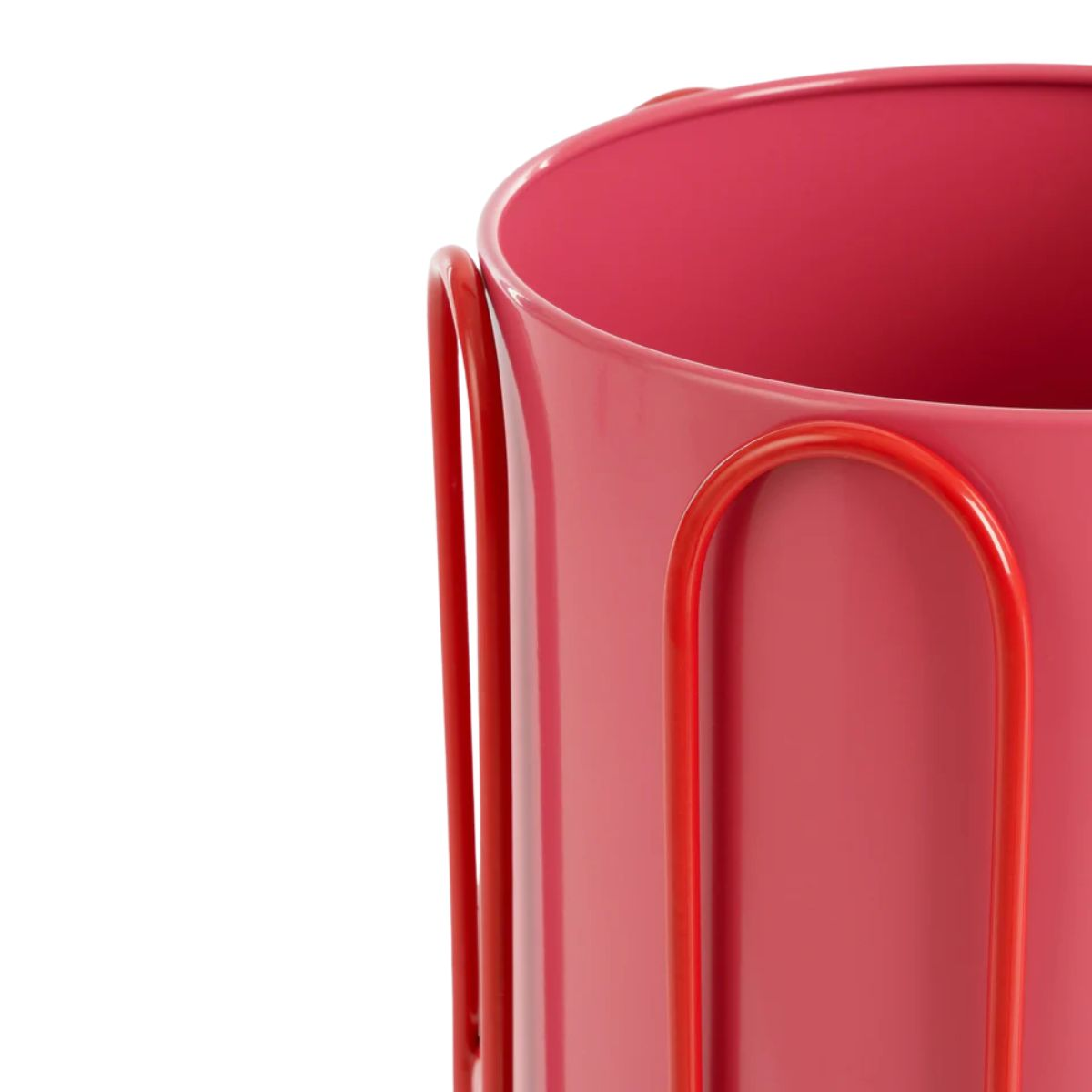 Un conteneur métallique rose avec un cadre rouge sur fond blanc.