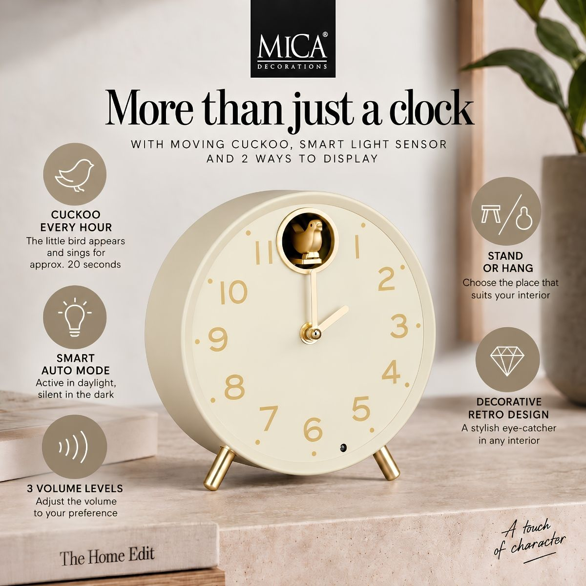 Beige Tischuhr mit goldenen Ziffern, Zeigern und einem Vögelchen oben, umgeben von Text- und Symbolgrafiken.