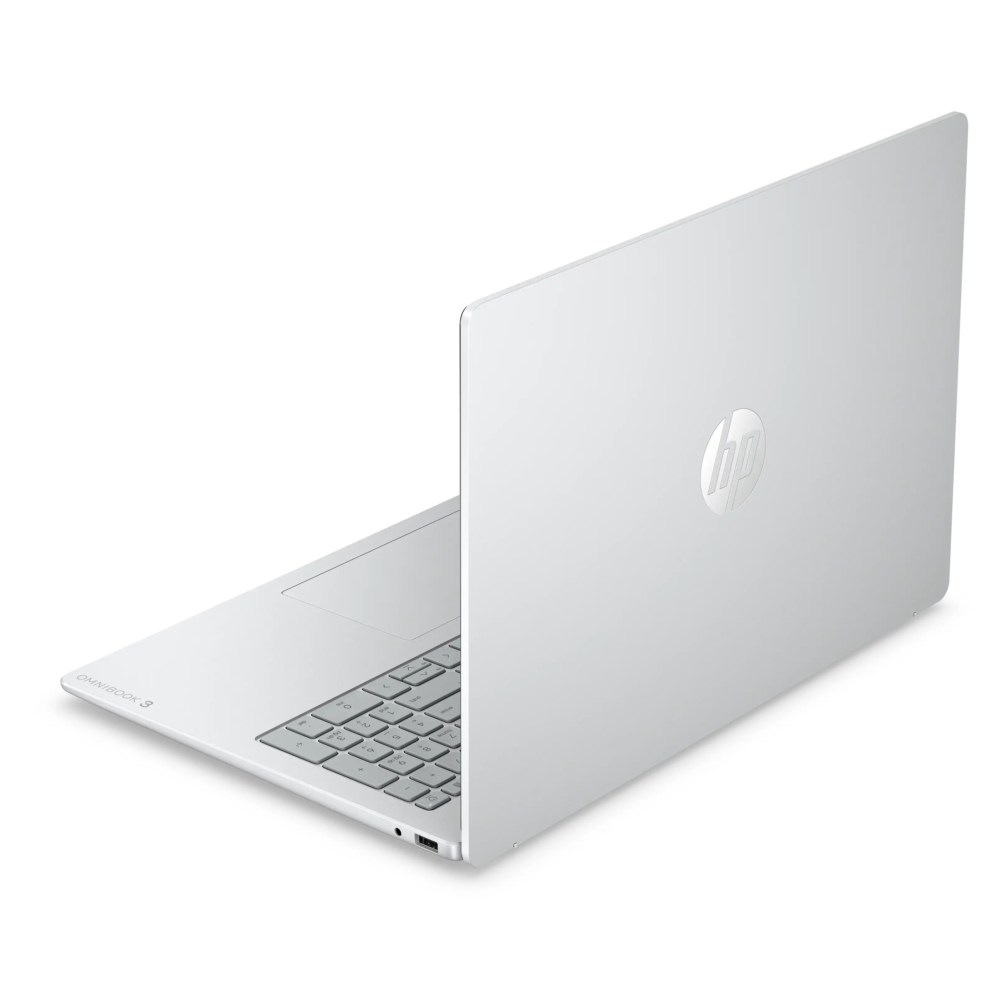 Un laptop HP OmniBook 3 argentato aperto su una superficie bianca.