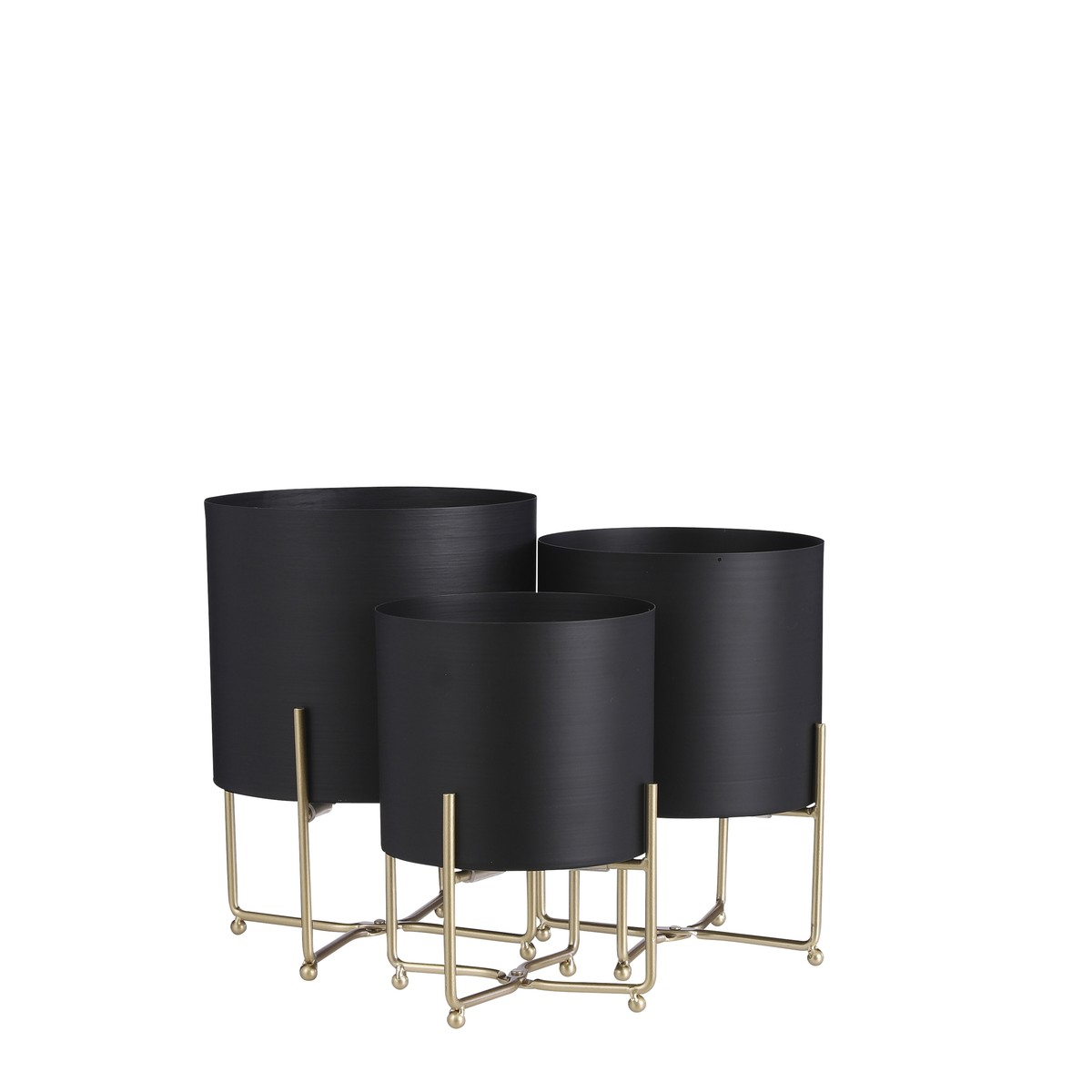Trois cache-pots noirs sur pieds en métal doré sur fond blanc.