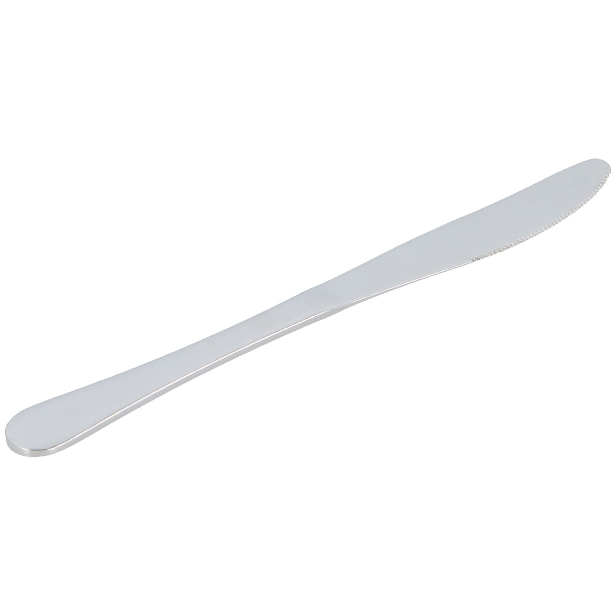 Ein glänzendes silbernes Tischmesser mit gezahnter Klinge liegt diagonal vor weißem Hintergrund.
