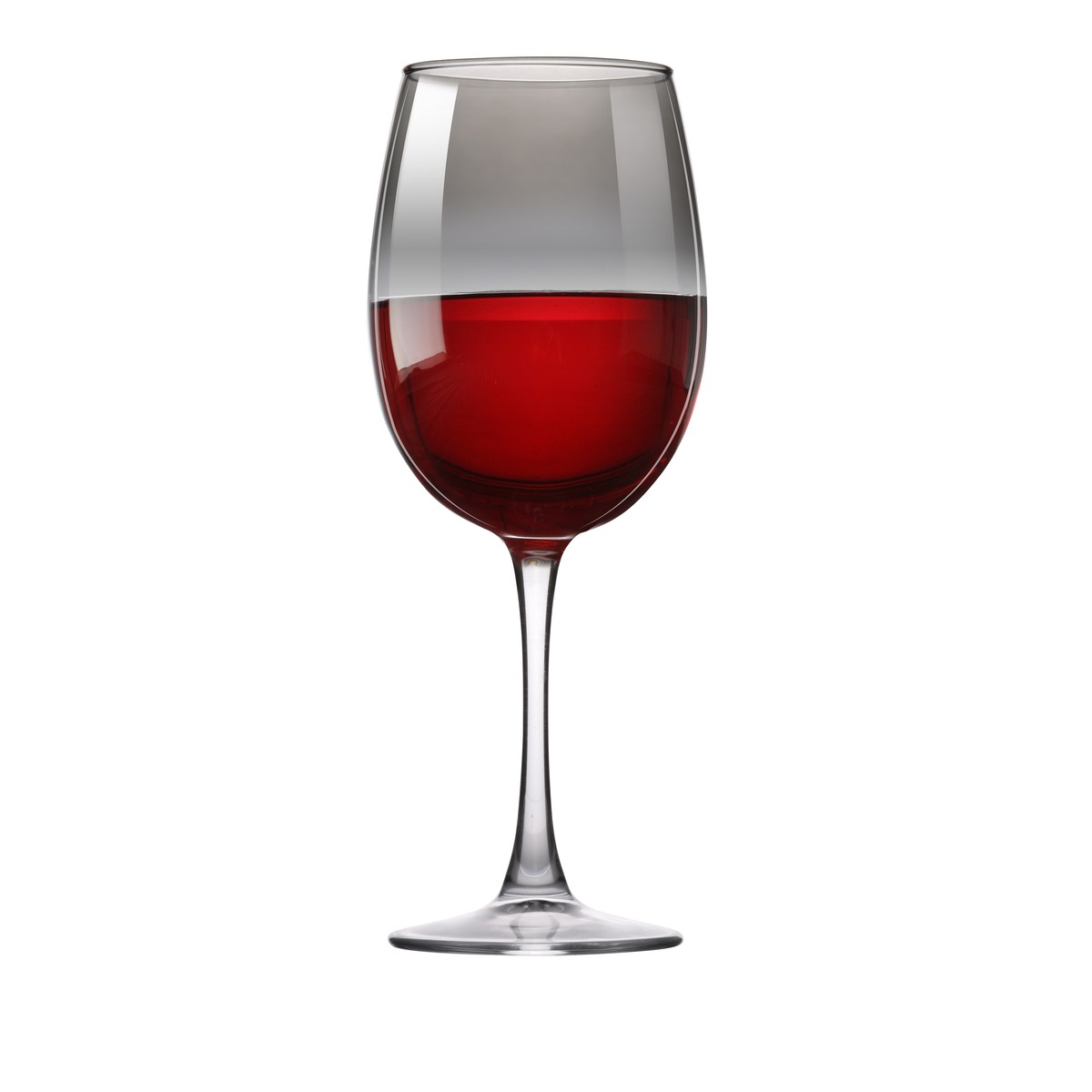 Ein elegantes Weinglas mit rot gefärbtem Wein auf weißem Hintergrund.