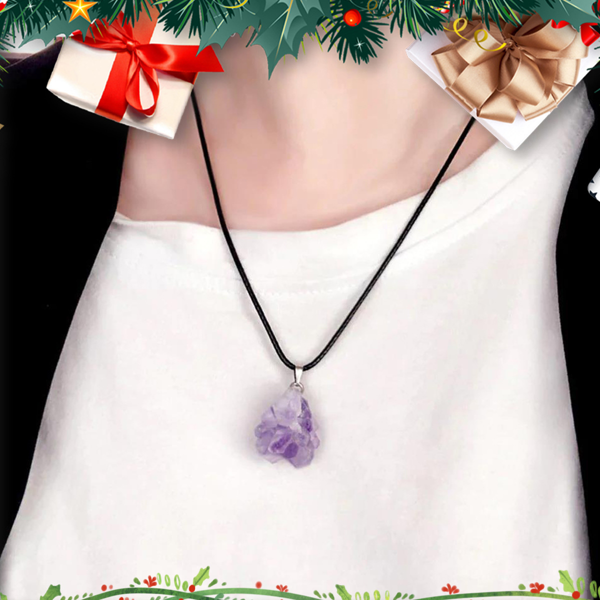 Eine Person trägt einen rohen lila Amethyst-Kristallanhänger an einer schwarzen Kordelkette.