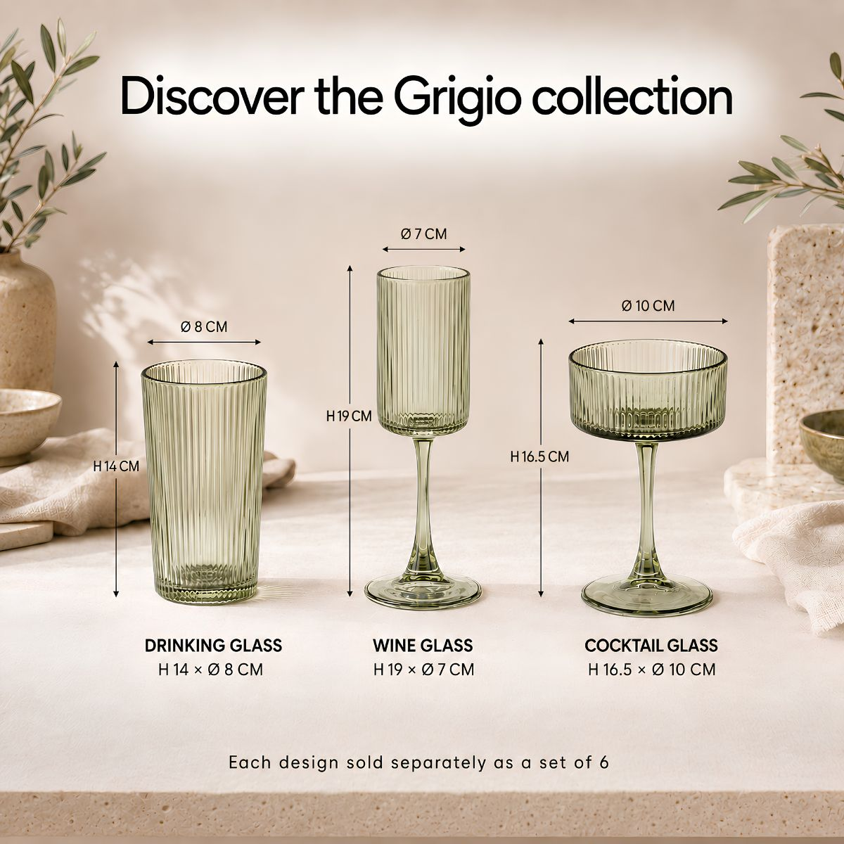 Grüne Rillengläser aus der Grigio-Kollektion mit Maßangaben für Höhe und Durchmesser.