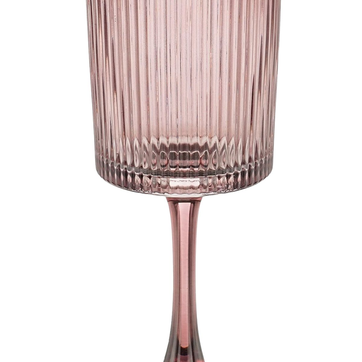 Nahaufnahme eines rosa gerippten Weingases vor weißem Hintergrund.