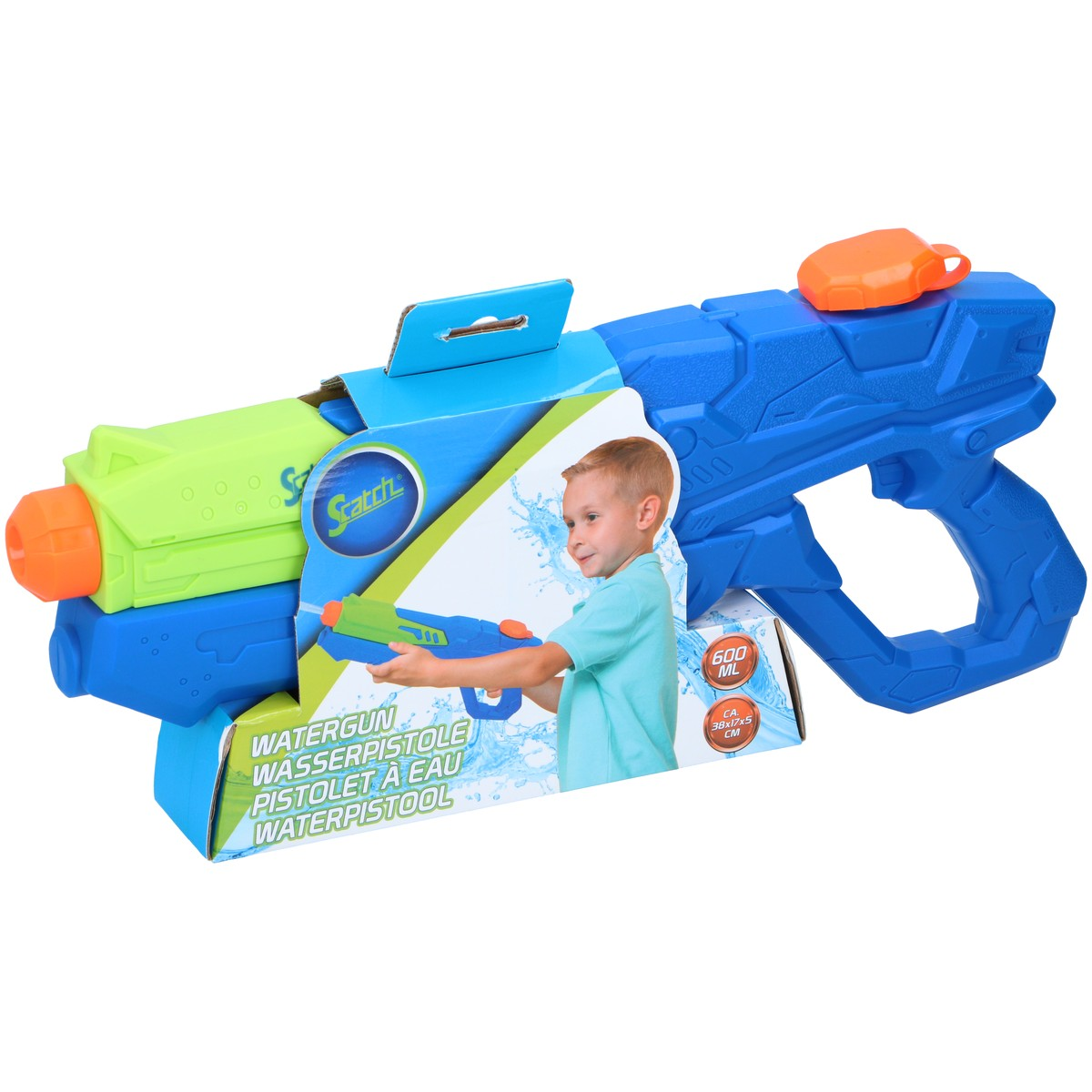 Eine blaue und grüne Plastik-Wasserpistole in der Verpackung mit einem Jungen.