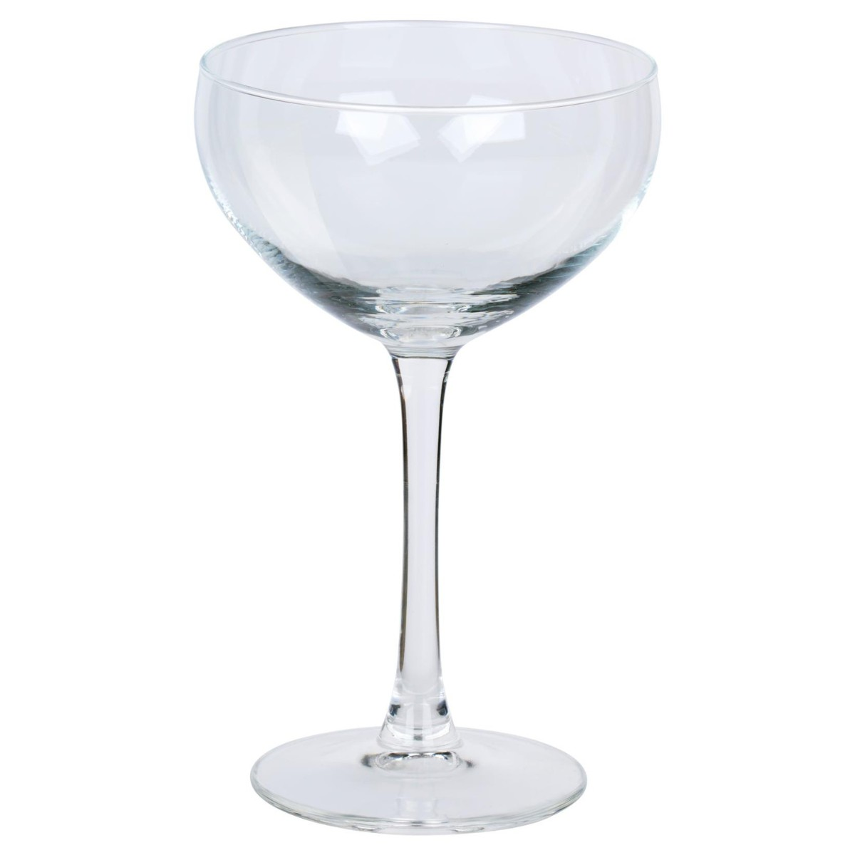 Ein leeres, transparentes Stielglas für Cocktails mit breiter Schale steht vor weißem Hintergrund.