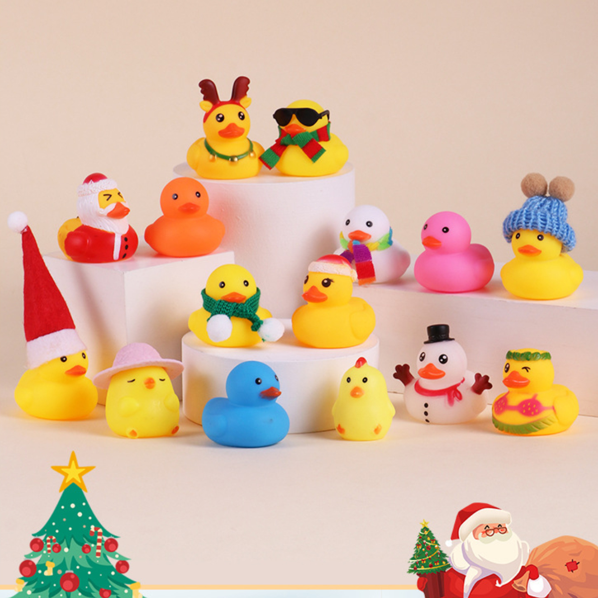 Eine Sammlung bunter Quietscheentchen in Weihnachtskostümen auf weißen Ständern, mit Tannenbaum und Weihnachtsmann.