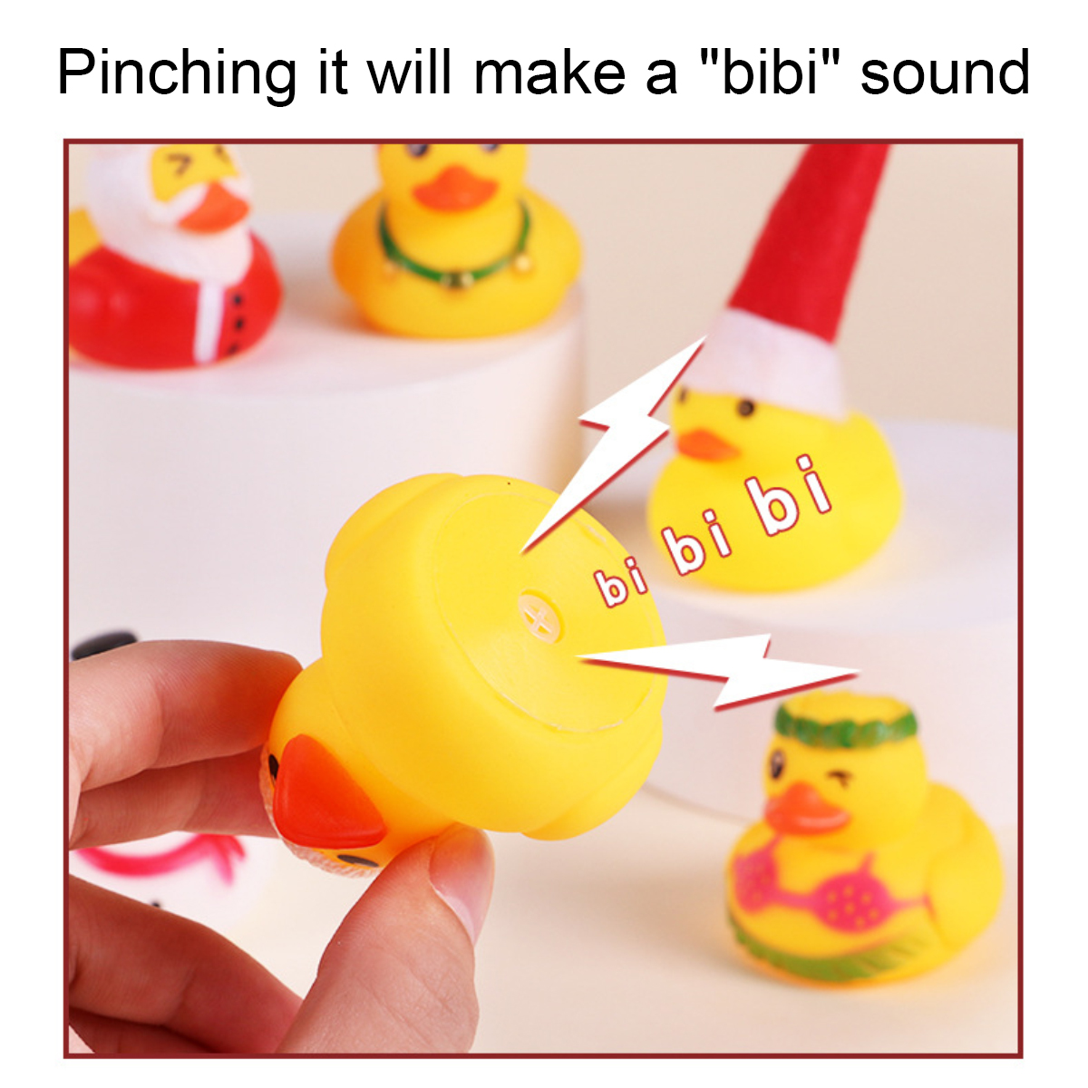 Hand hält eine Quietscheente, die Ton macht, mit anderen Enten im Hintergrund.