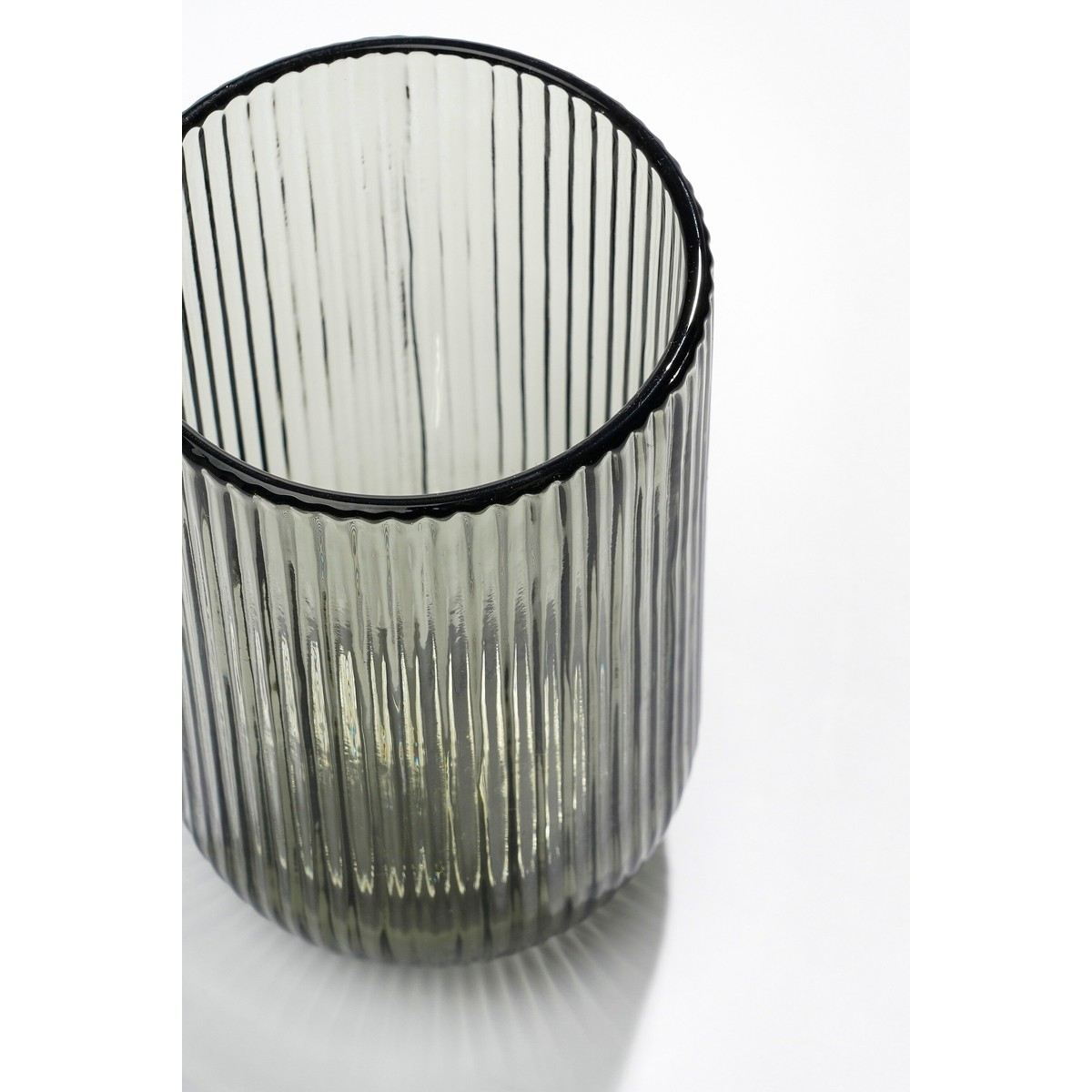 Ein geripptes, rauchgraues Glas auf weißem Hintergrund.