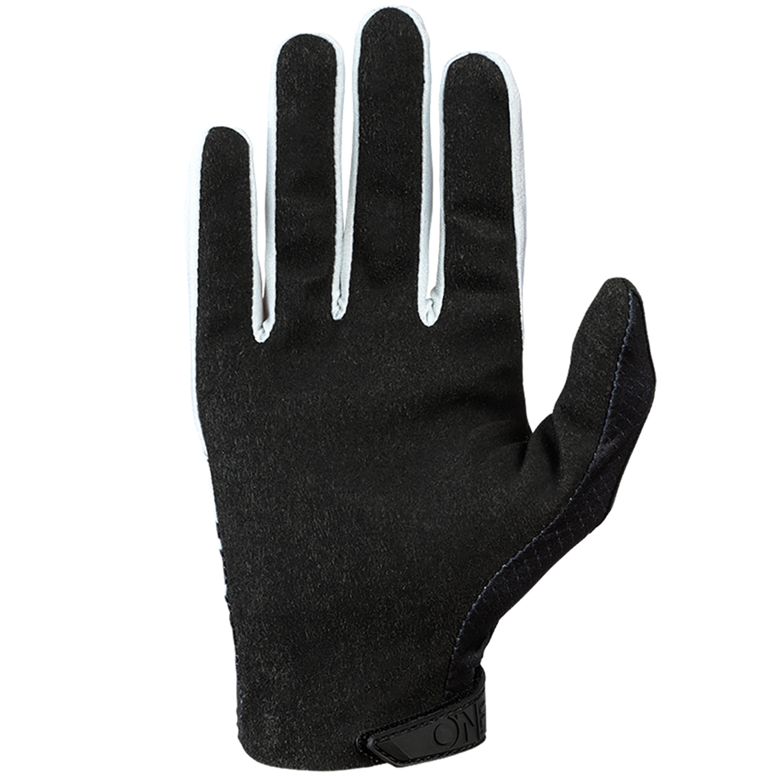 Ein schwarzer Sporthandschuh mit weißen Seitenakzenten an den Fingern und Handgelenksriemen vor weißem Hintergrund.
