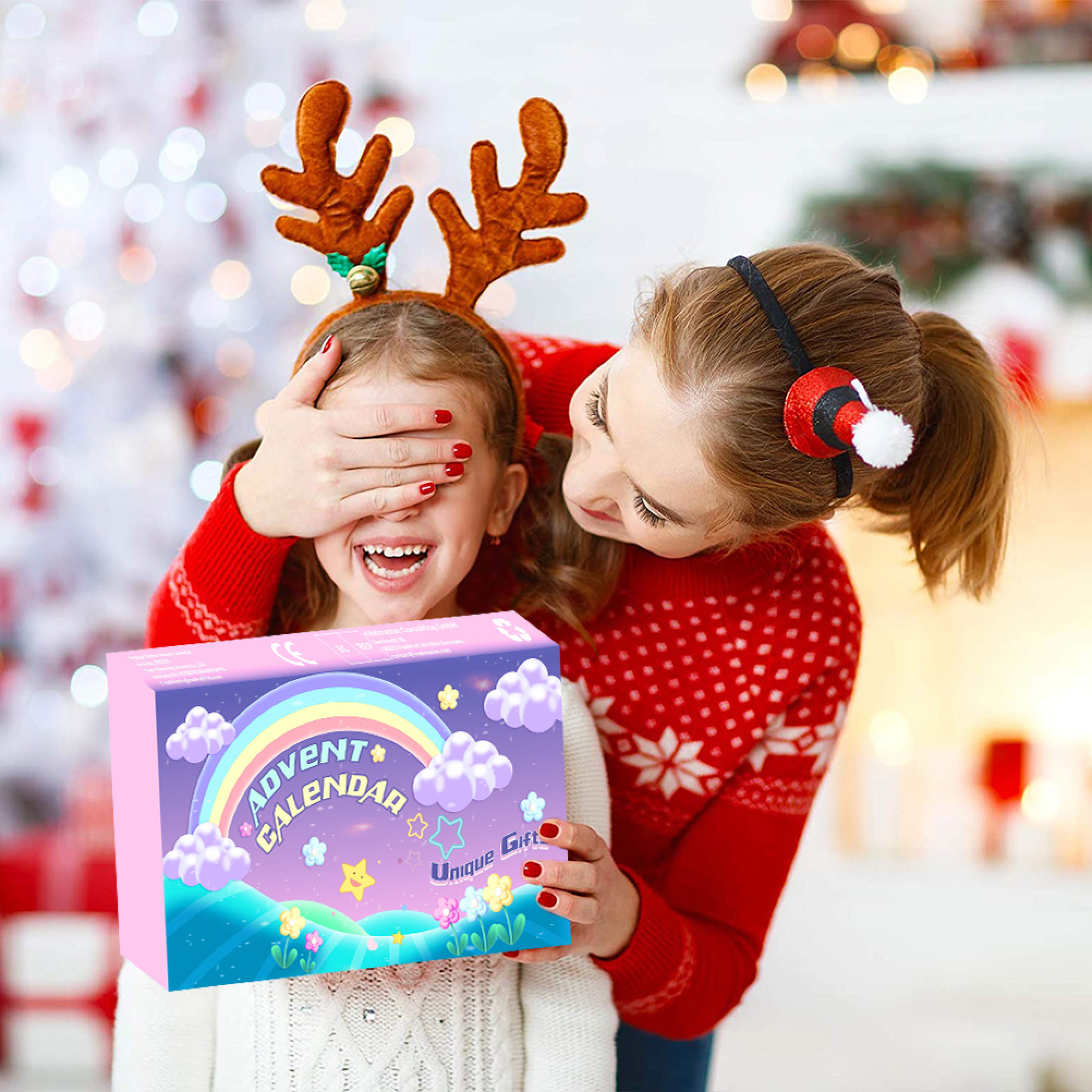 Eine glückliche Mutter überrascht ihr lachendes Kind mit einem bunten Adventskalender vor einem Weihnachtsbaum.