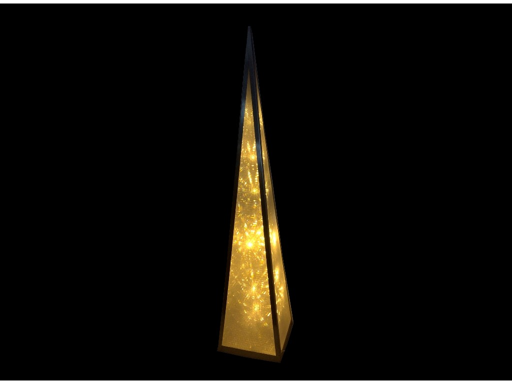 Una lámpara de pirámide alta y brillante con luces amarillas cálidas adentro, sobre un fondo negro oscuro.