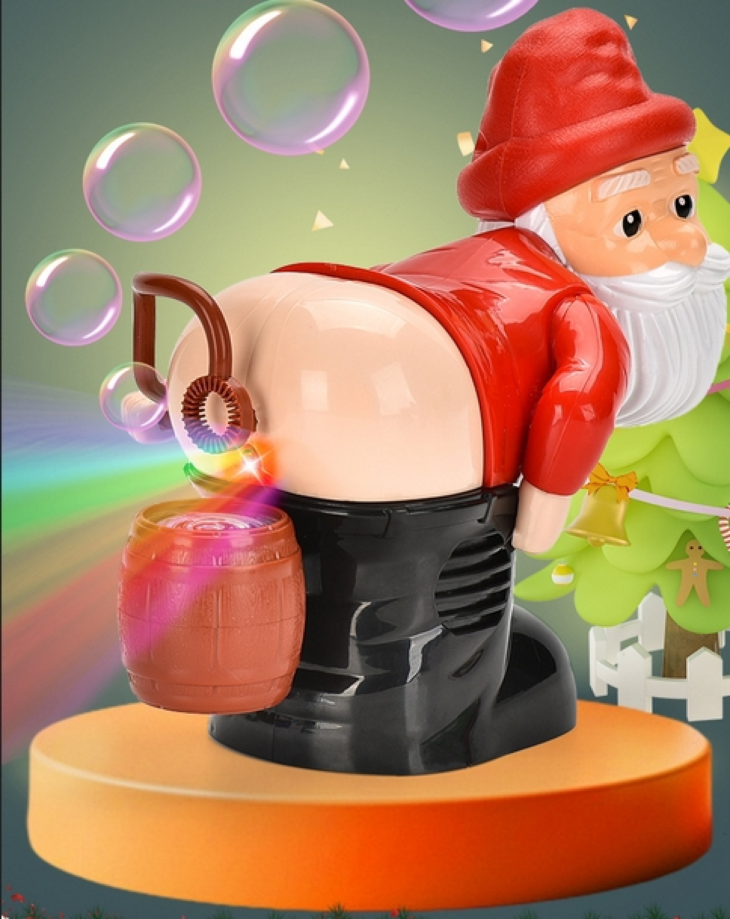 Ein lustiges Weihnachtsmann-Spielzeug bläst Seifenblasen aus dem Hinterteil, vor einem Weihnachtsbaum.