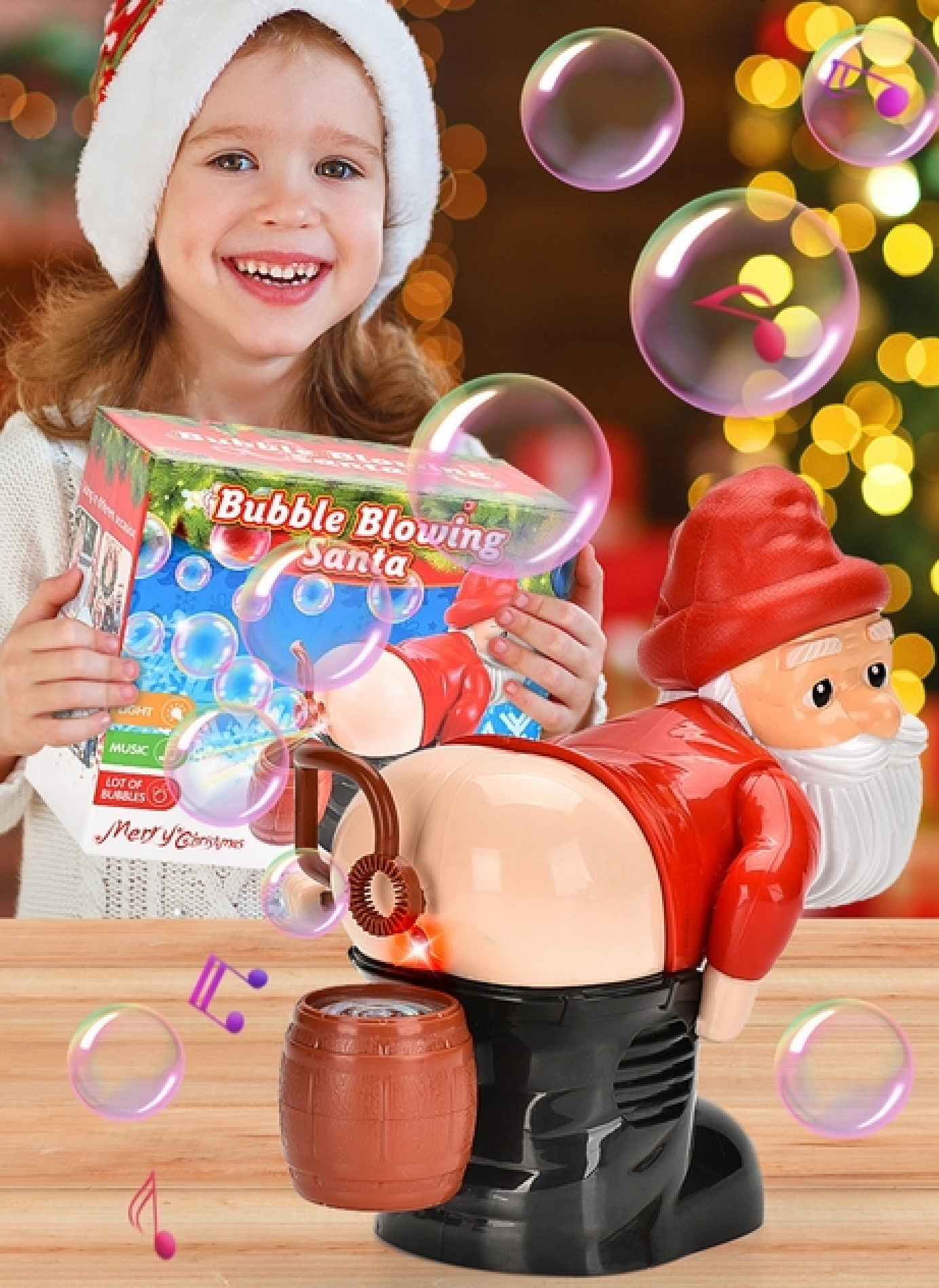Ein lächelndes Mädchen mit Weihnachtsmütze hält Seifenblasen-Weihnachtsmann-Spielzeug neben schwebenden Blasen.
