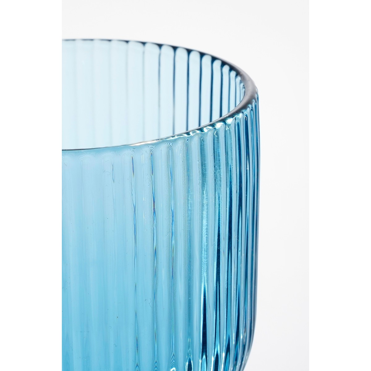 Nahaufnahme einer blauen, gerippten Glasvase vor weißem Hintergrund.