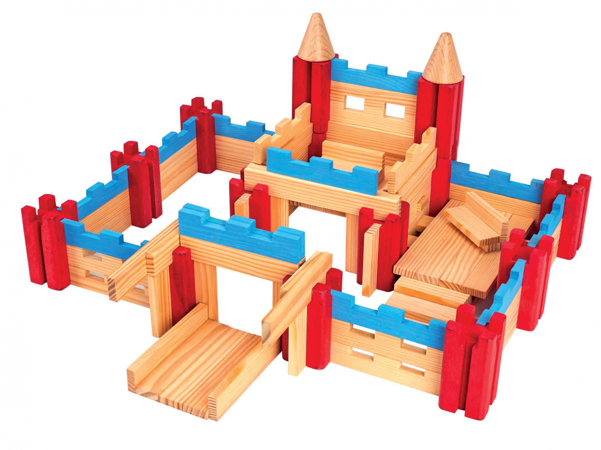 Eine Spielzeugburg aus Holz mit roten, blauen und naturfarbenen Bausteinen auf weißem Grund.