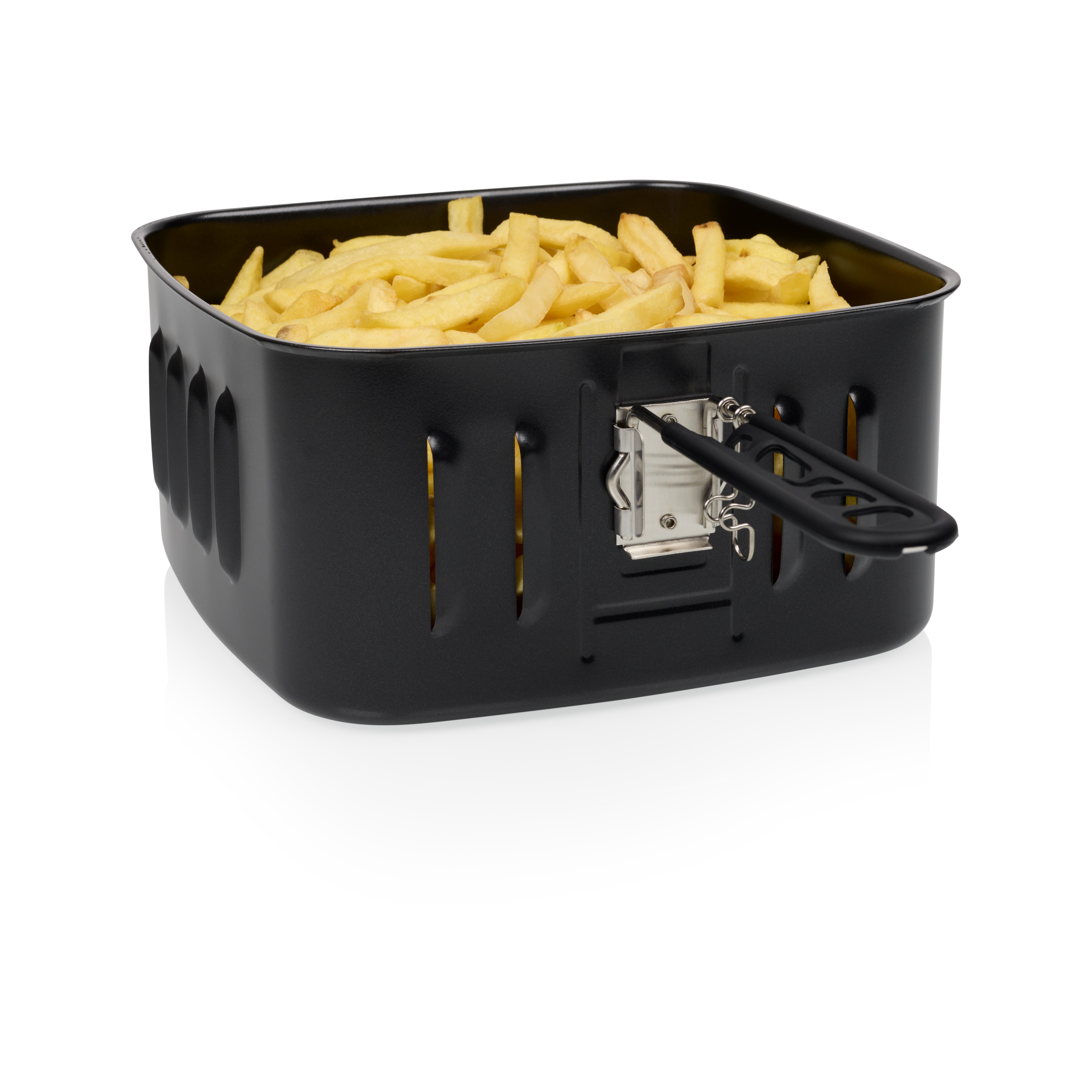 Ein schwarzer Frittierkorb gefüllt mit goldenen Pommes frites vor weißem Hintergrund.