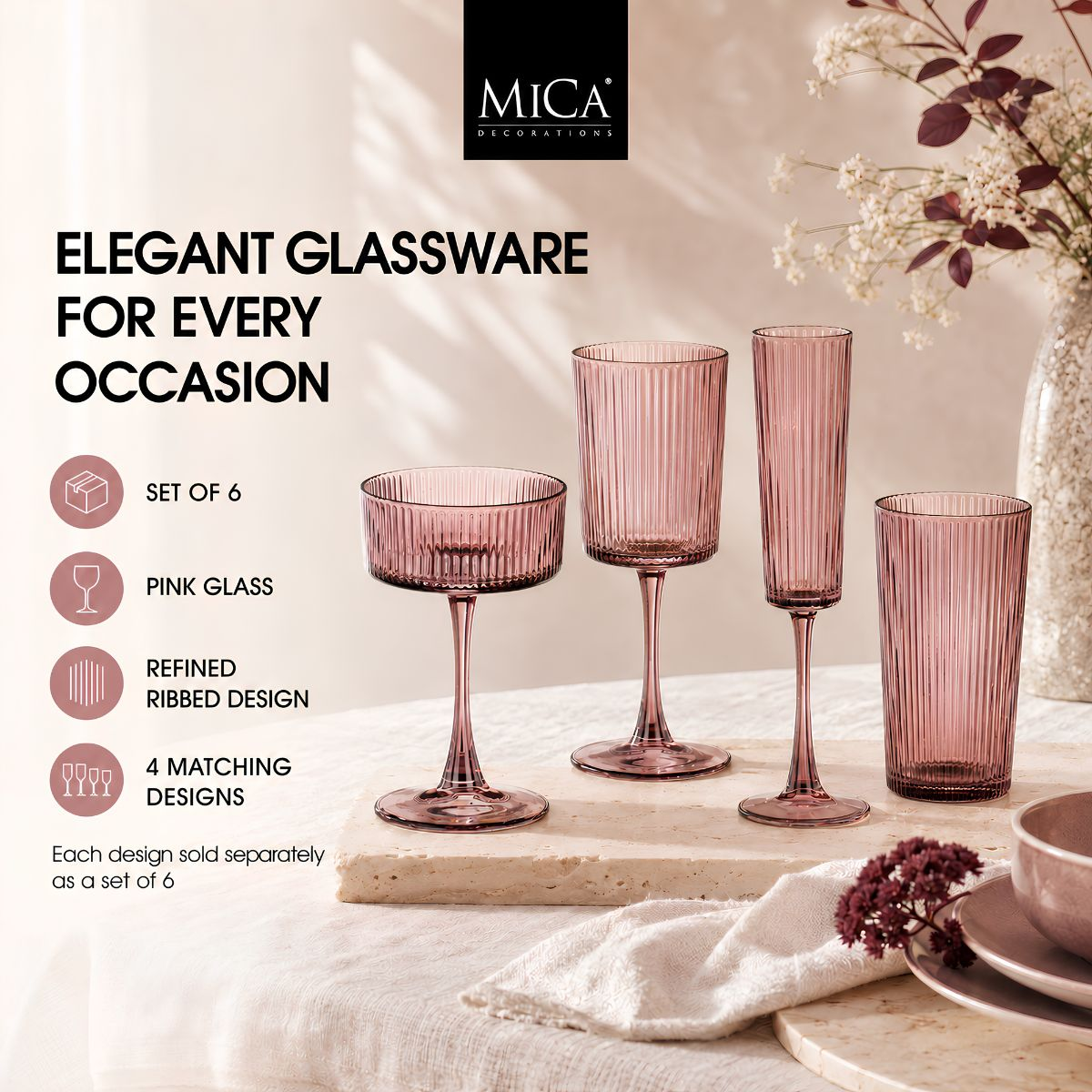 Vier elegante, gerippte rosa Gläser stehen auf einer hellen Platte, begleitet von Text und Vasen im Hintergrund.