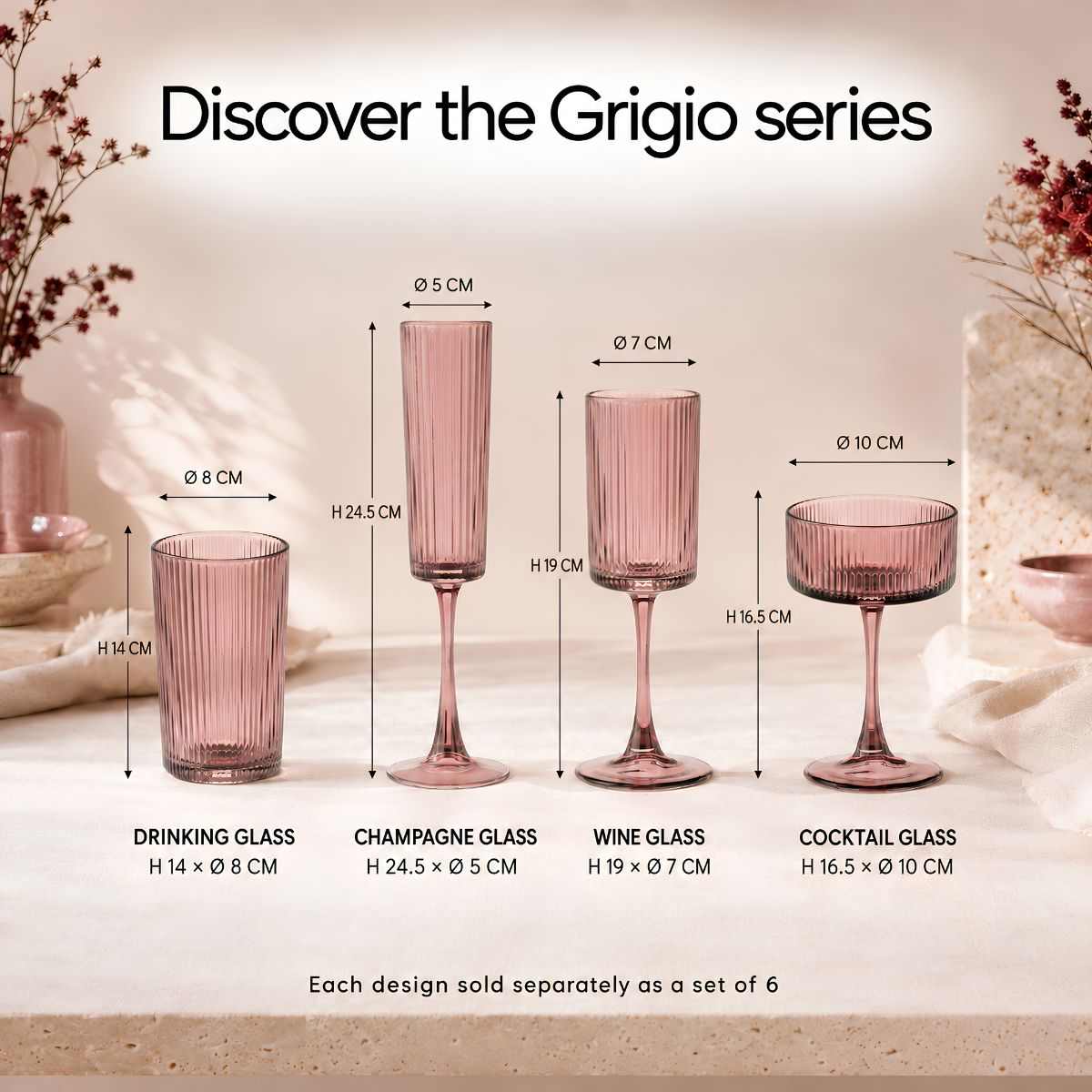 Vier rosafarbene gerippte Gläser der Serie Grigio mit Größenangaben: Trinkglas, Champagnerglas, Weinglas und Cocktailglas.