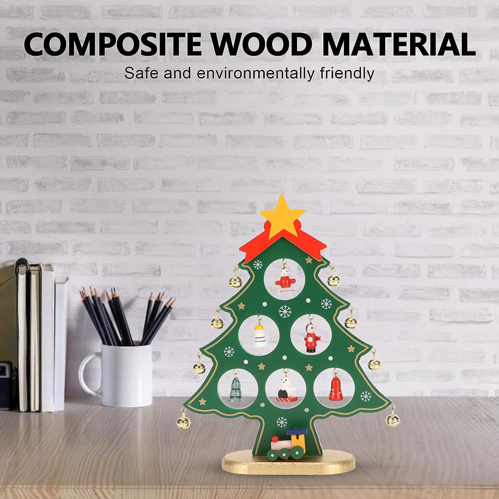 Ein hölzerner Weihnachtsbaum mit bunten Ornamenten und Glocken auf einem Holztisch, im Hintergrund ein weißer Ziegel.