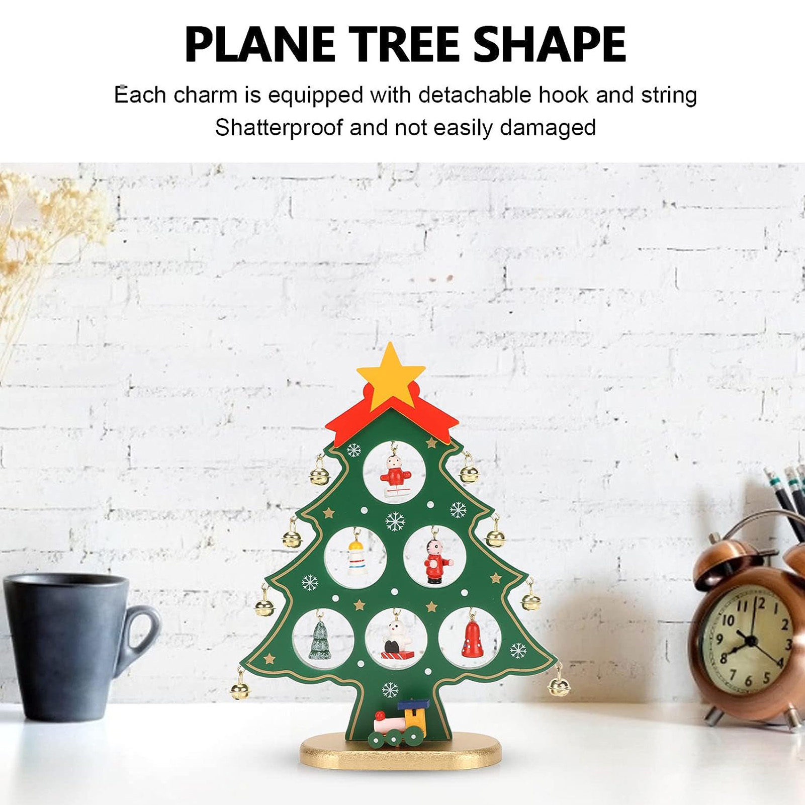 Ein dekorativer hölzerner Weihnachtsbaum mit hängenden Ornamenten, einem gelben Stern, einer Tasse und einer Uhr auf einem Tisch.
