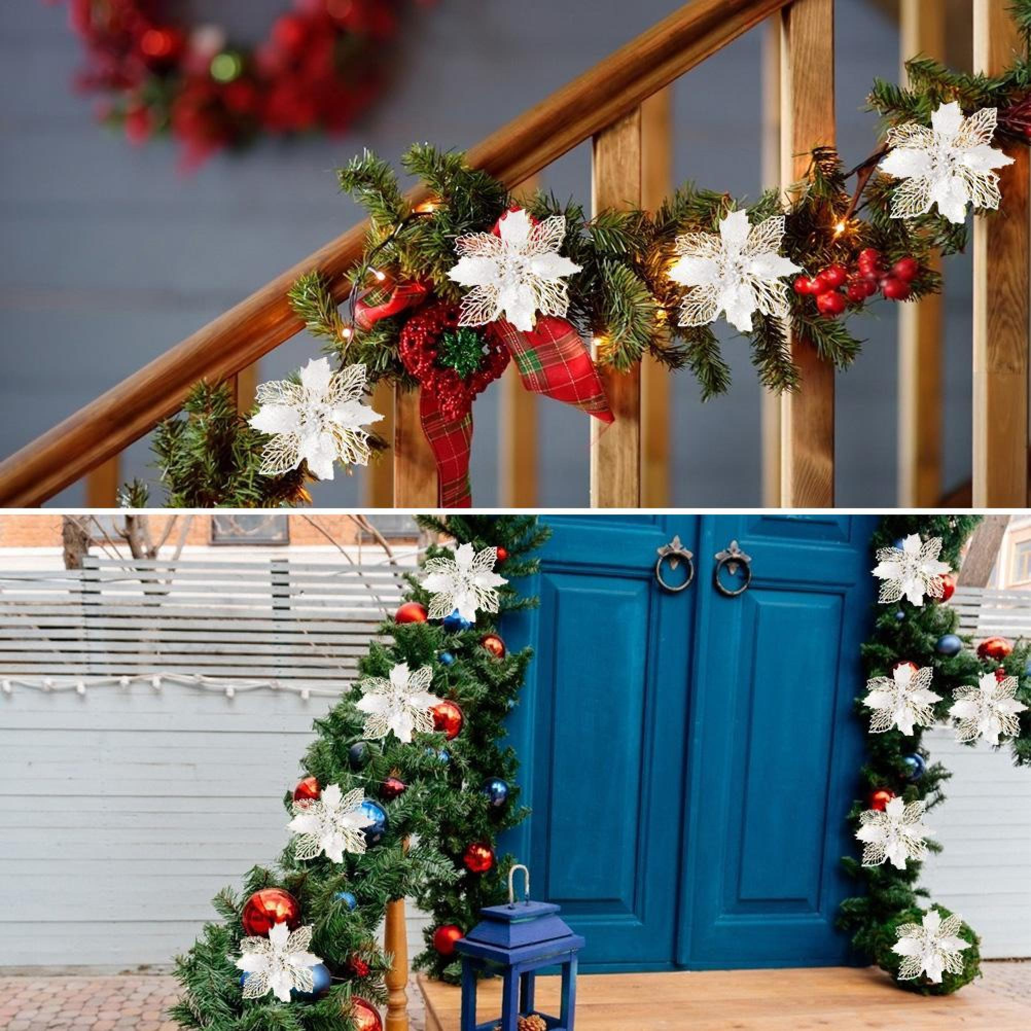 Weihnachtliche Treppengeländer- und Türdekoration mit grünen Girlanden, roten Beeren und glitzernden weißen Blumen.