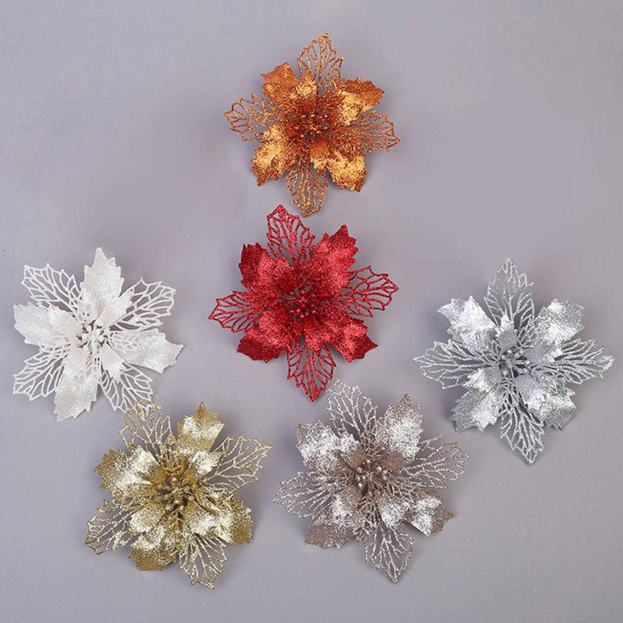 Sechs glitzernde künstliche Weihnachtssterne in verschiedenen Farben auf grauem Hintergrund.