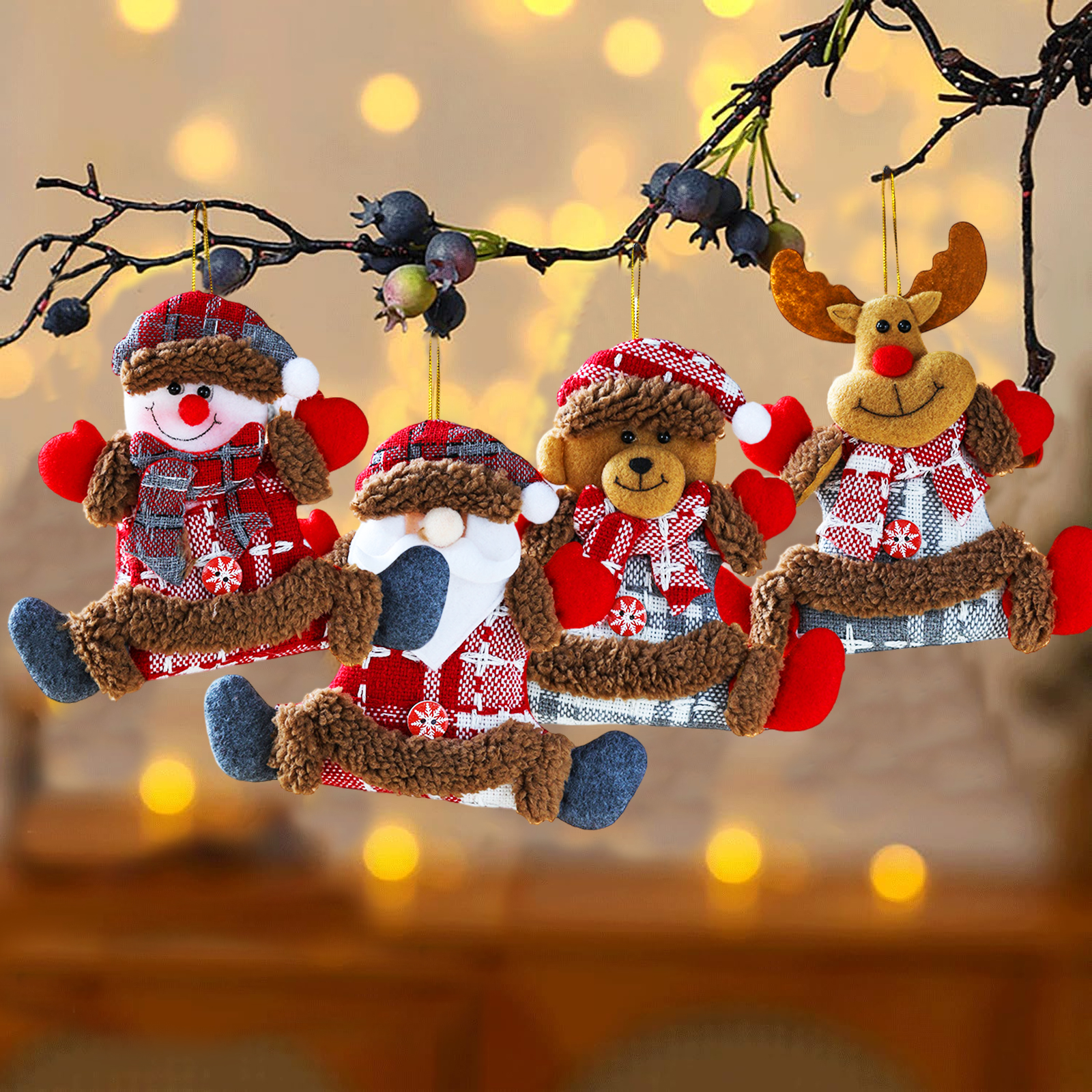 Vier Plüsch-Weihnachtsornamente wie Schneemann, Weihnachtsmann, Bär und Rentier hängen an einem Ast mit Bokeh-Lichtern.