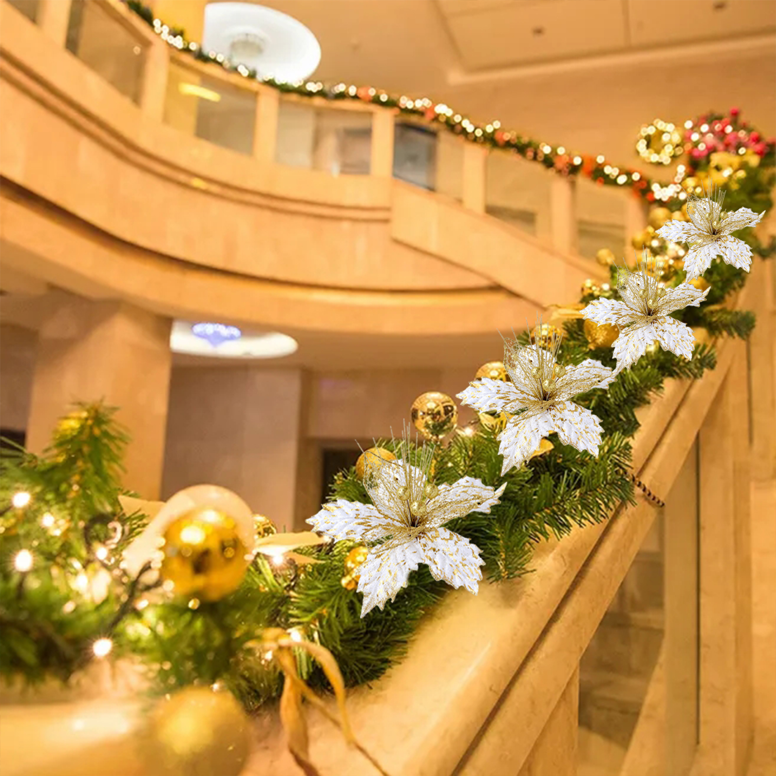Eine Treppe mit festlicher Girlande, weißen Glitzerblumen und goldenen Kugeln in einem Innenbereich.