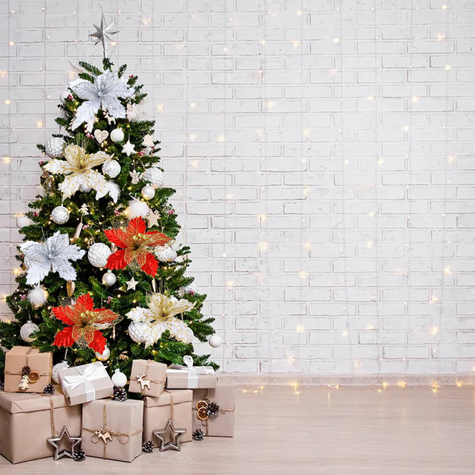 Ein geschmückter Weihnachtsbaum mit roten, goldenen und silbernen Blumen, umgeben von Geschenken vor einer weißen Backsteinwand.