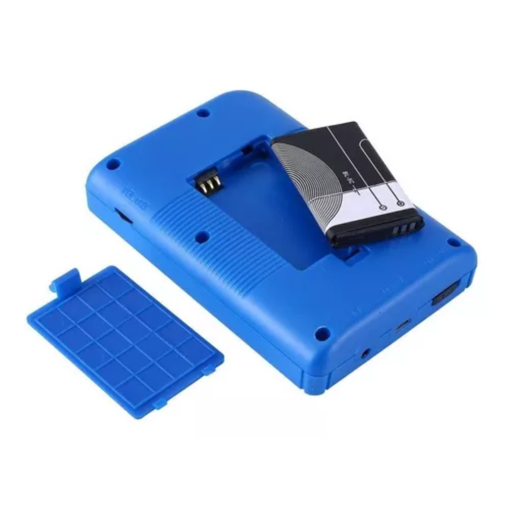 Consola portátil azul con compartimento para pilas abierto, una pila negra al lado y tapa azul sobre fondo blanco.