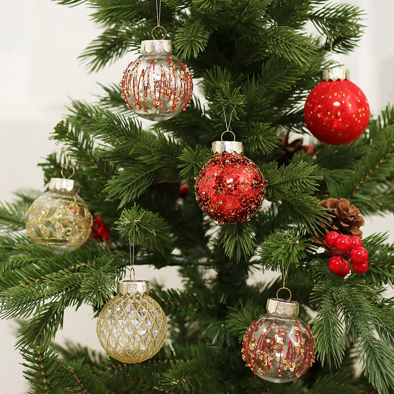Grüner Weihnachtsbaum mit roten und goldenen Glaskugeln, Pinienzapfen und Beeren.