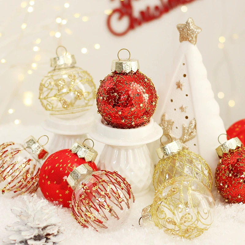 Rote und goldene Weihnachtskugeln auf weißem Schnee, mit einer weißen Baumfigur im Hintergrund und Lichterketten.