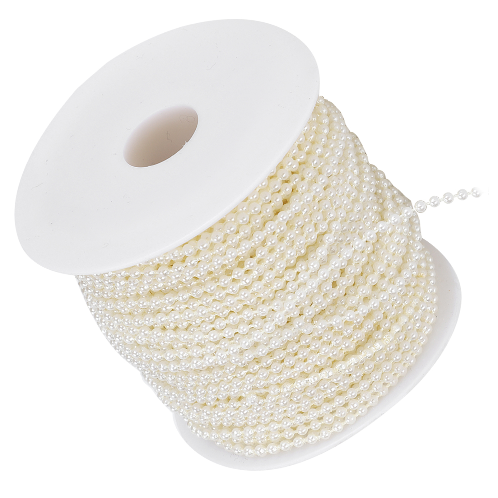 Eine weiße Spule, umwickelt mit einer langen Kette aus kleinen weißen Perlen.