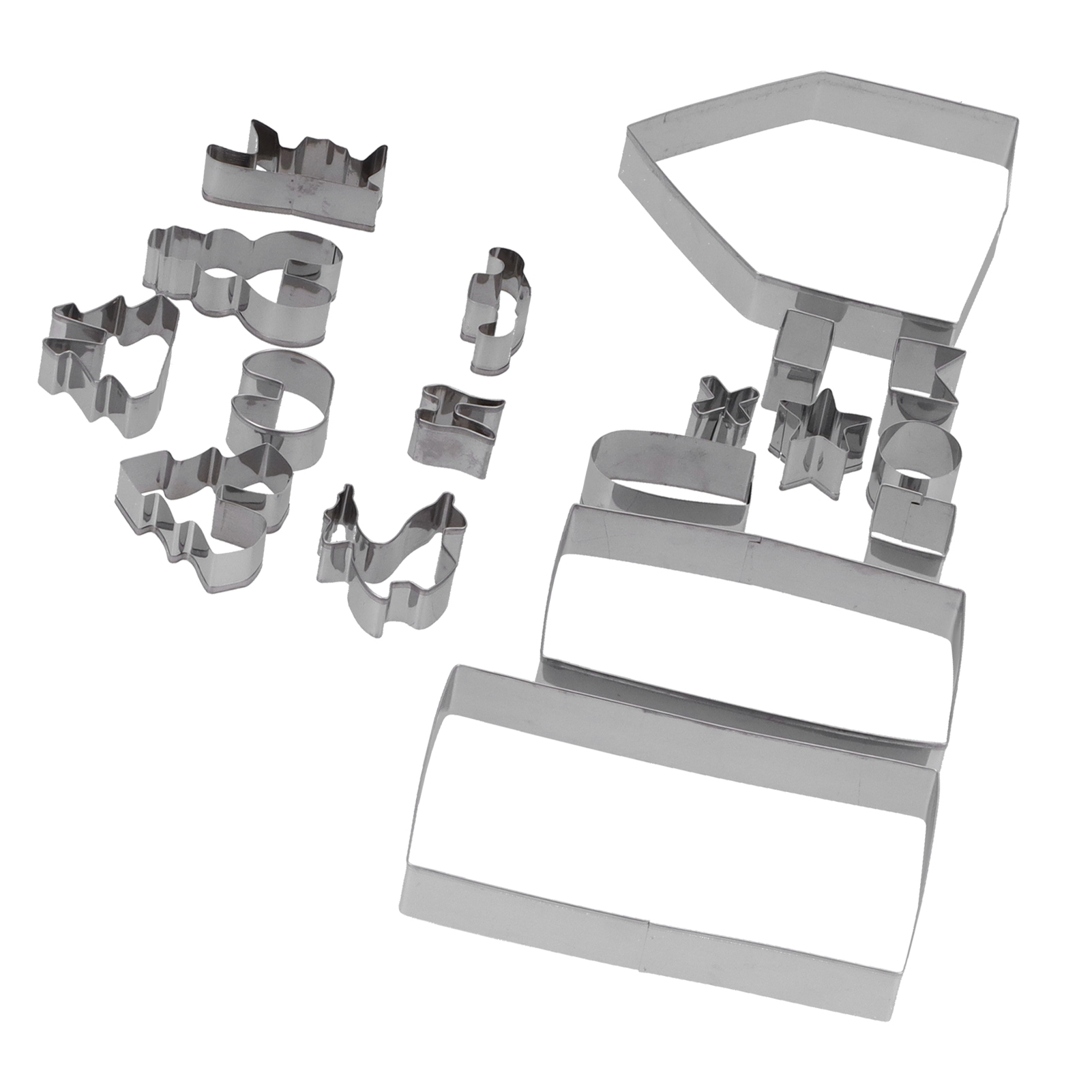 Verschiedene silberne Metallplätzchenausstecher in verschiedenen Formen liegen auf einer weißen Oberfläche.