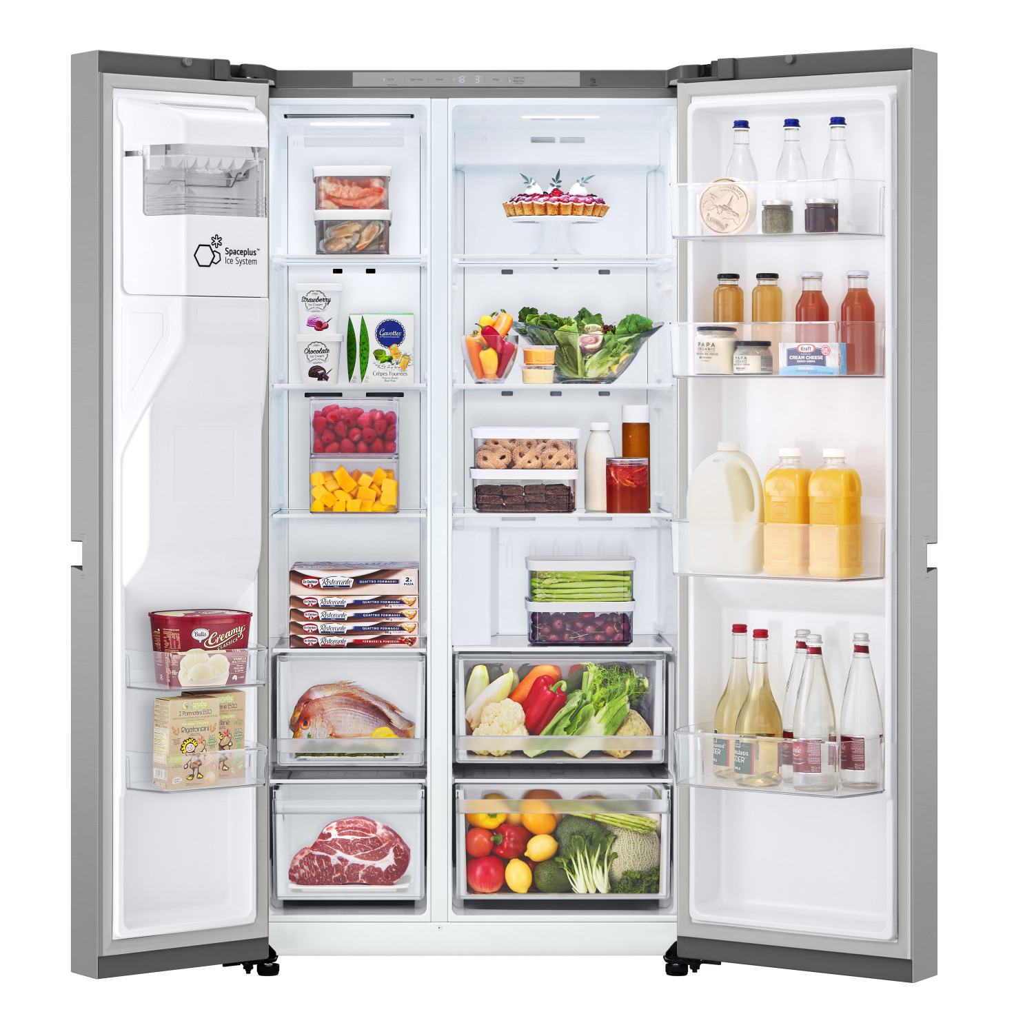 Un réfrigérateur argenté à double porte ouvert est bien rempli de nourriture, de boissons, de fruits, de légumes et de desserts.