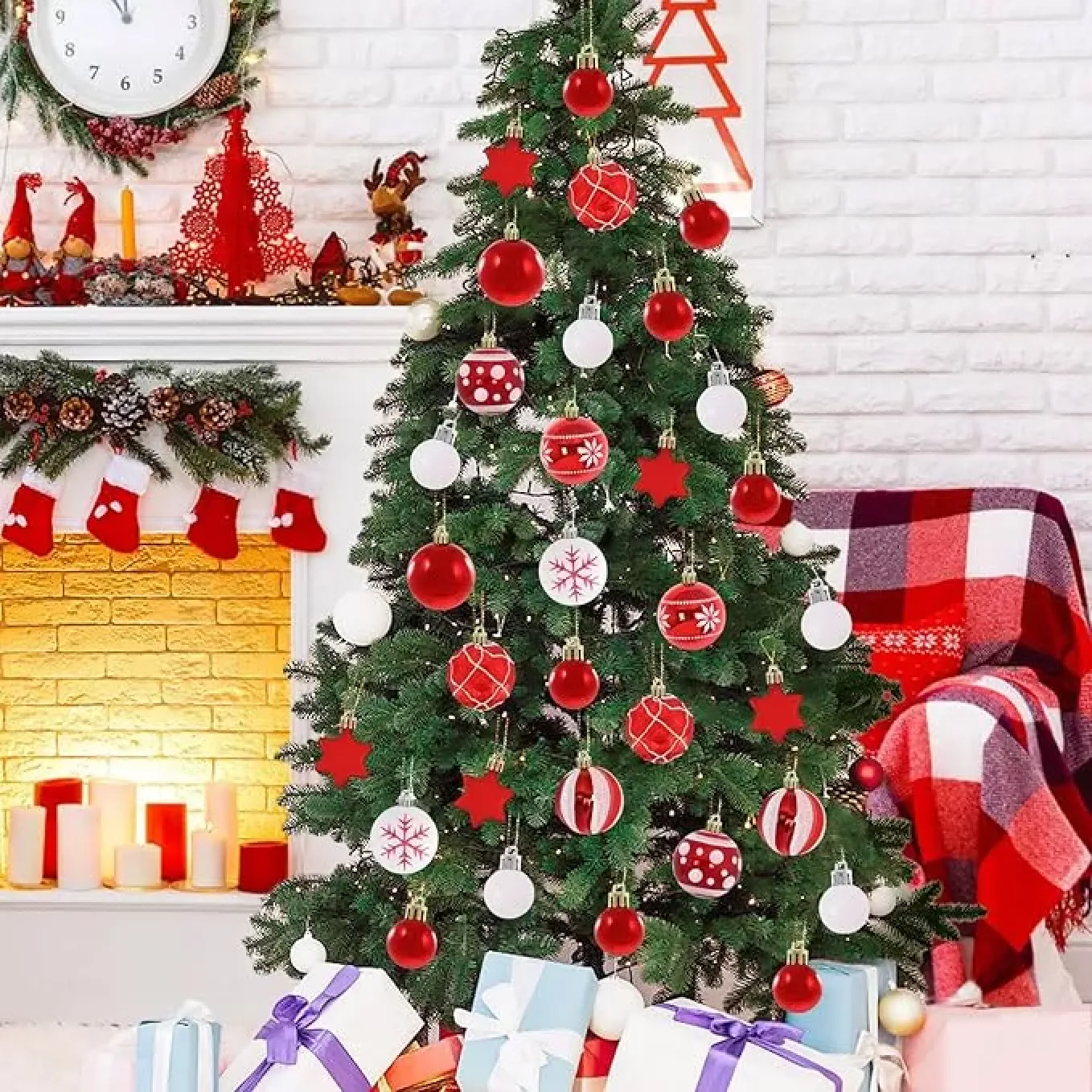 Geschmückter Weihnachtsbaum mit roten und weißen Kugeln, Geschenken und Kamin im Hintergrund.