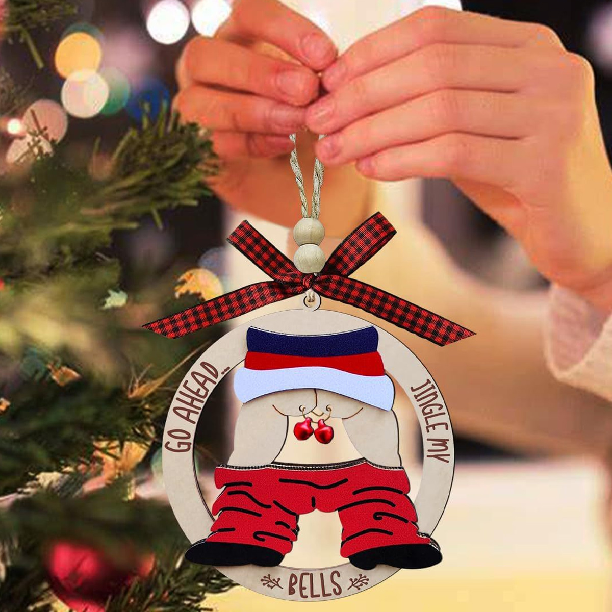 Holz-Weihnachtsschmuck mit nacktem Unterkörper, der rote Stiefel und eine rote und blaue Mütze trägt.