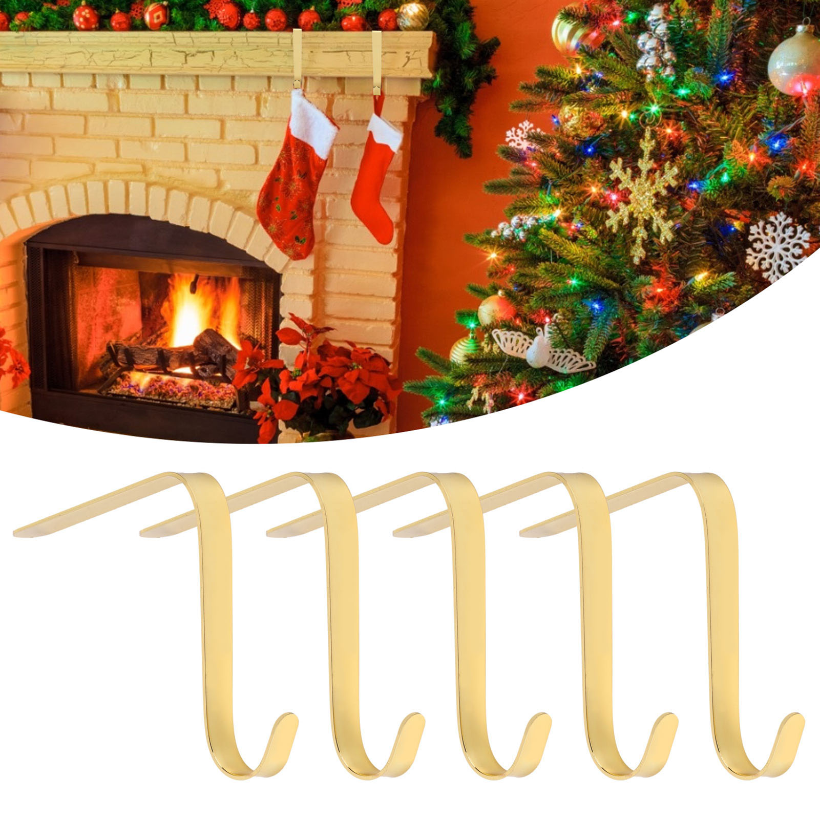 Vier goldene Strumpfhalter vor einem Kamin und Weihnachtsbaum.