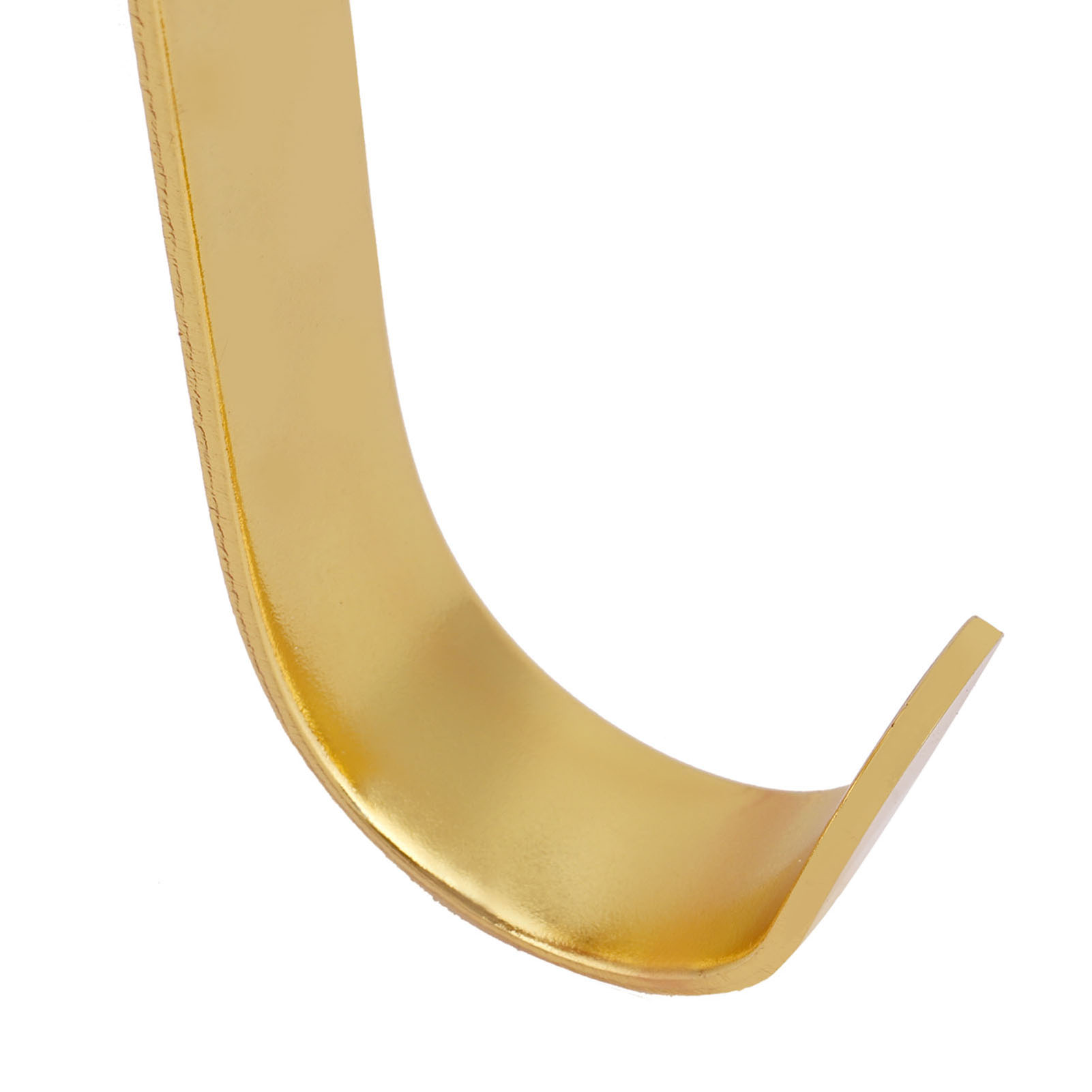 Ein gebogenes, goldenes Metallteil auf einem weißen Hintergrund.