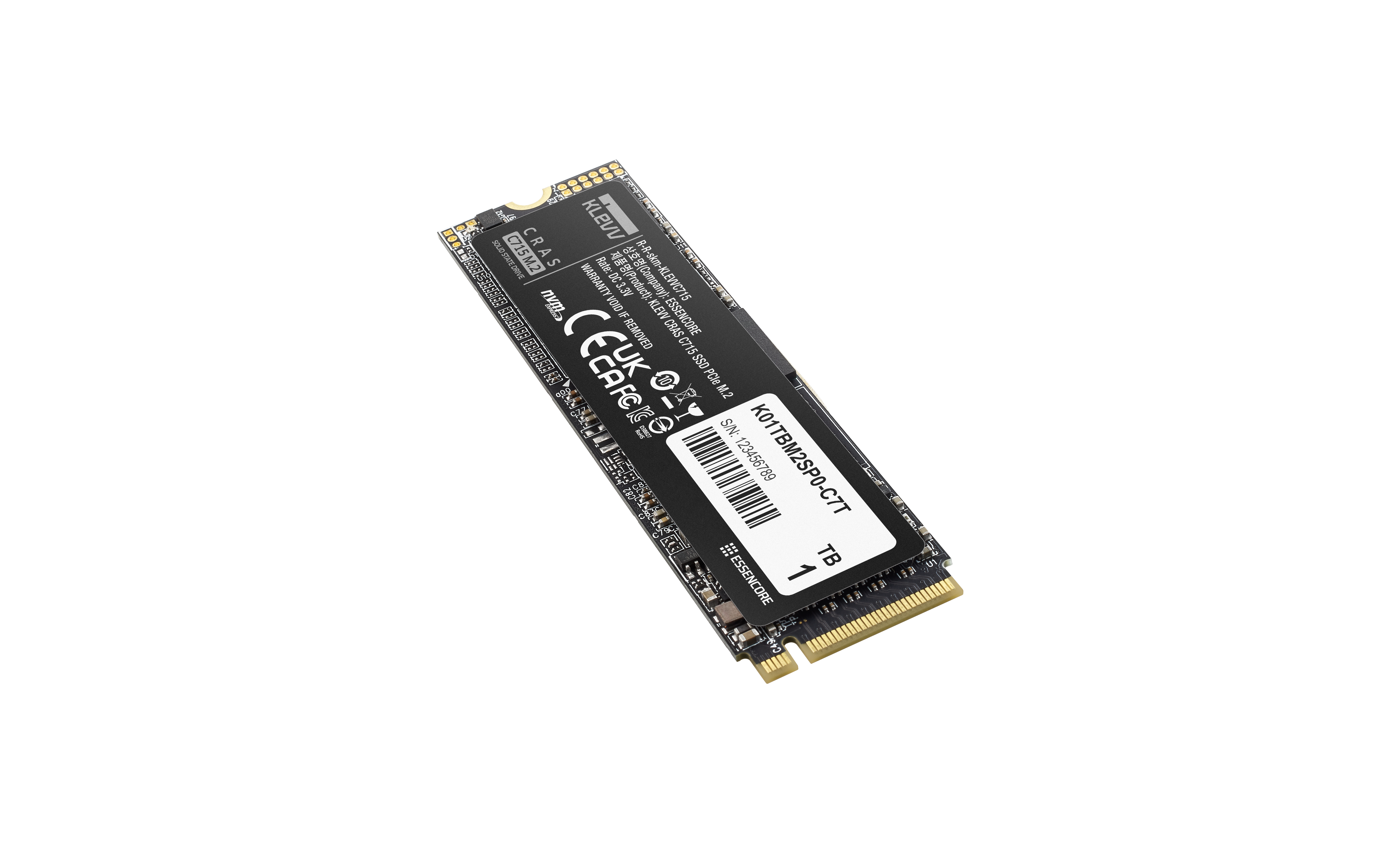 Eine schwarze M.2 NVMe SSD mit weißem Etikett, Strichcode und Prüfzeichen vor weißem Hintergrund.