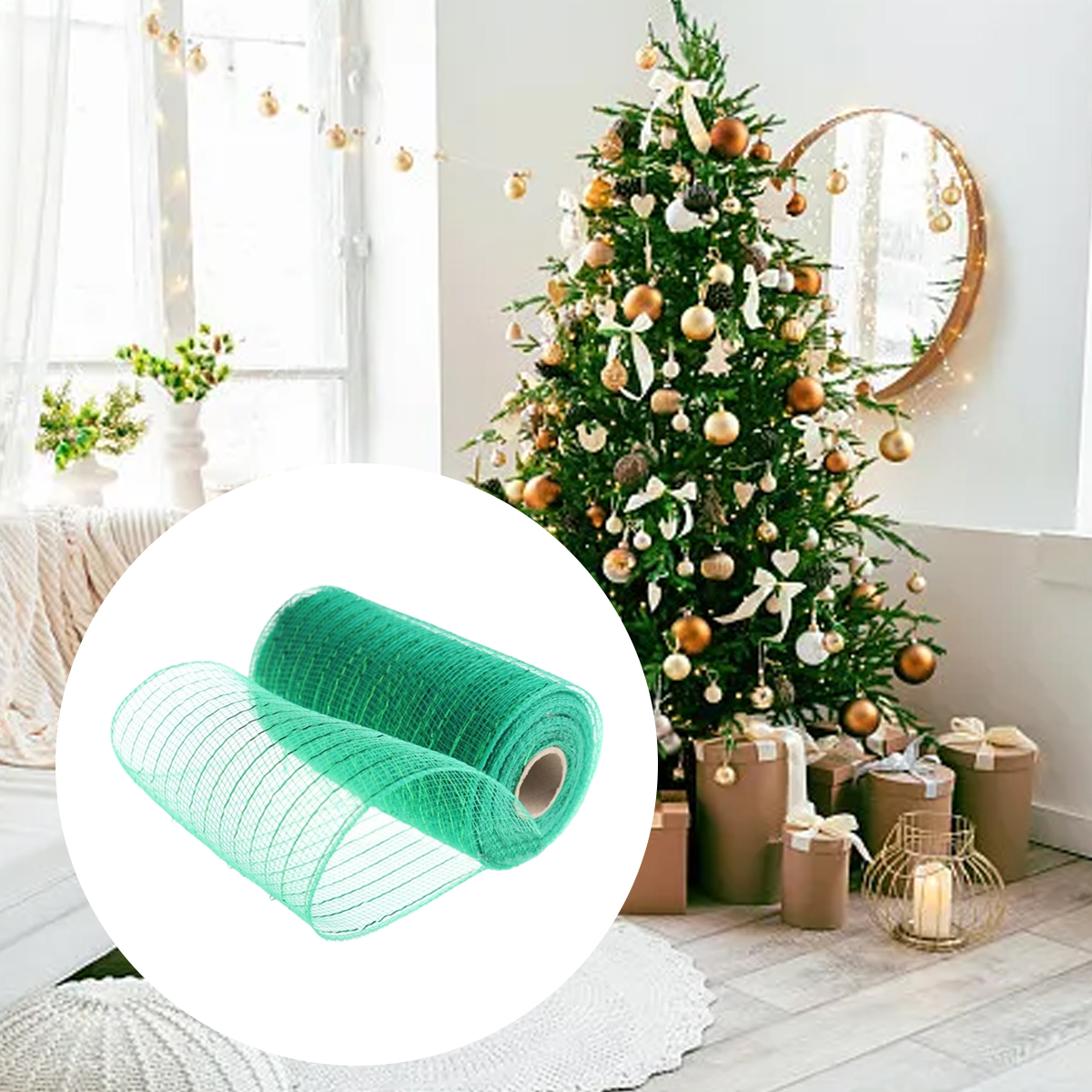 Grünes Netzband im Vordergrund, im Hintergrund ein festlich geschmückter Weihnachtsbaum.