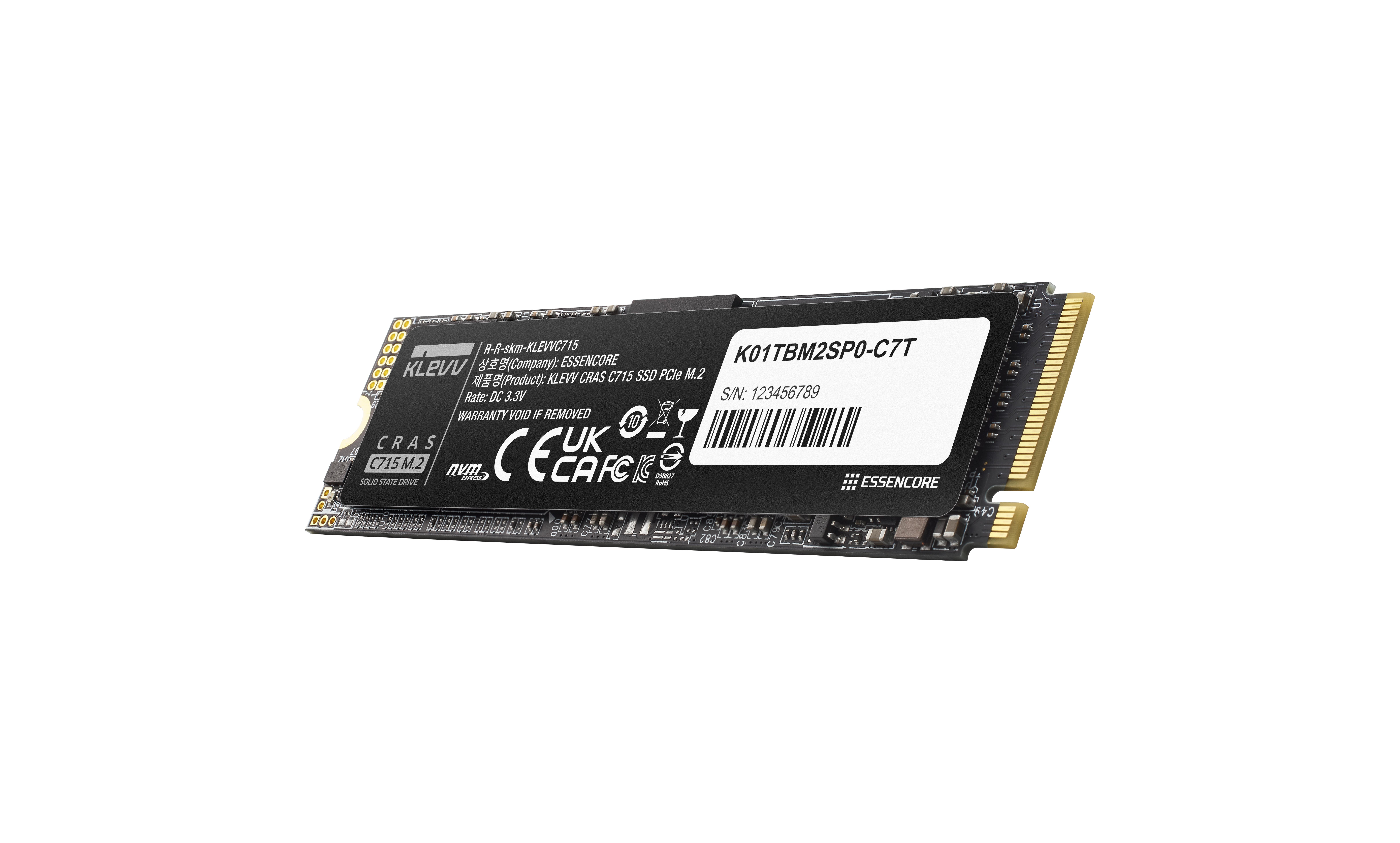 Eine schwarze M.2 NVMe SSD mit Klevev CRAS C715 Label, weißem Barcode-Aufkleber und goldenen Kontaktelementen.