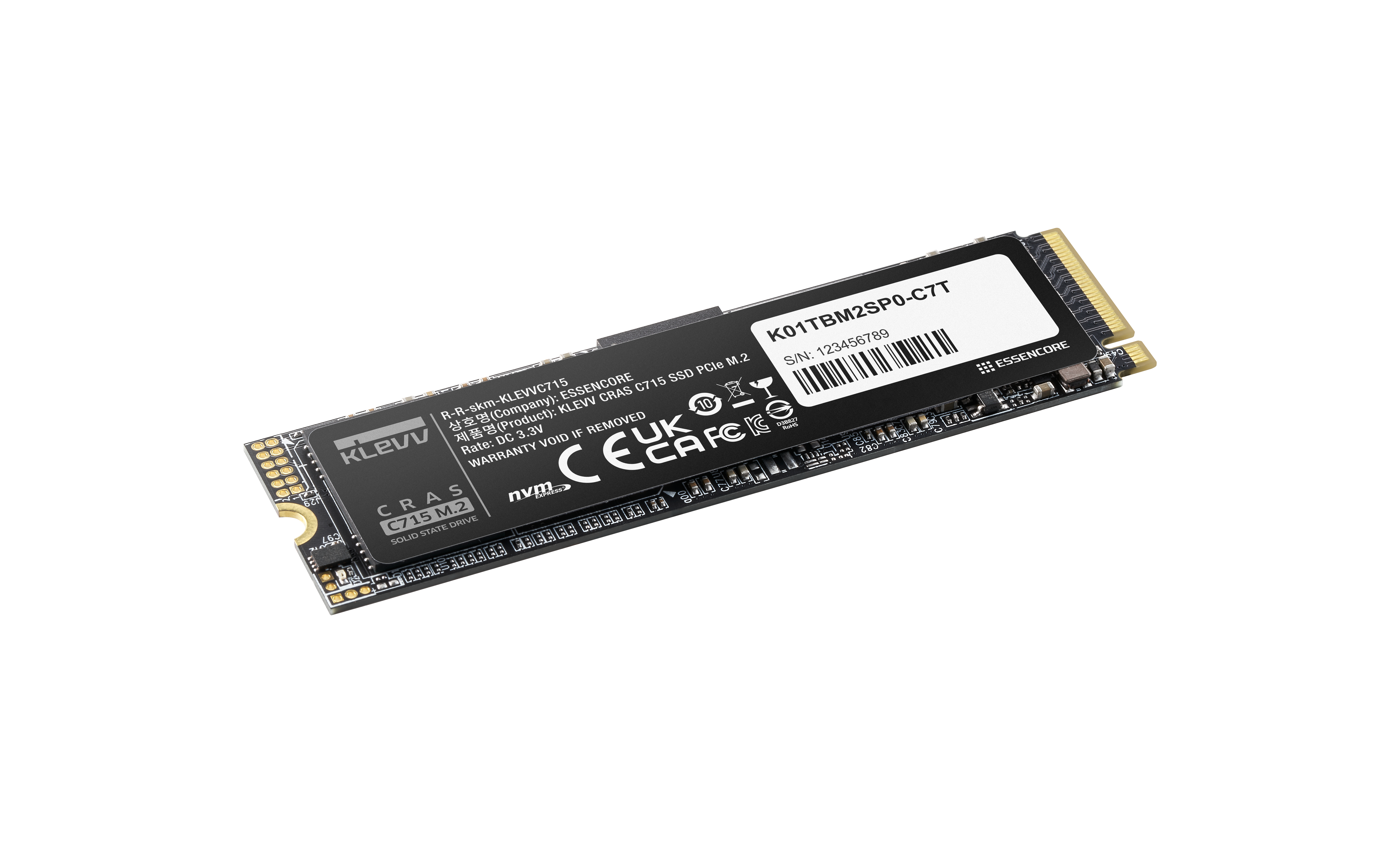 Eine schwarze M.2 NVMe SSD-Karte mit Etikett, Strichcode und Zertifizierungen auf weißem Hintergrund.