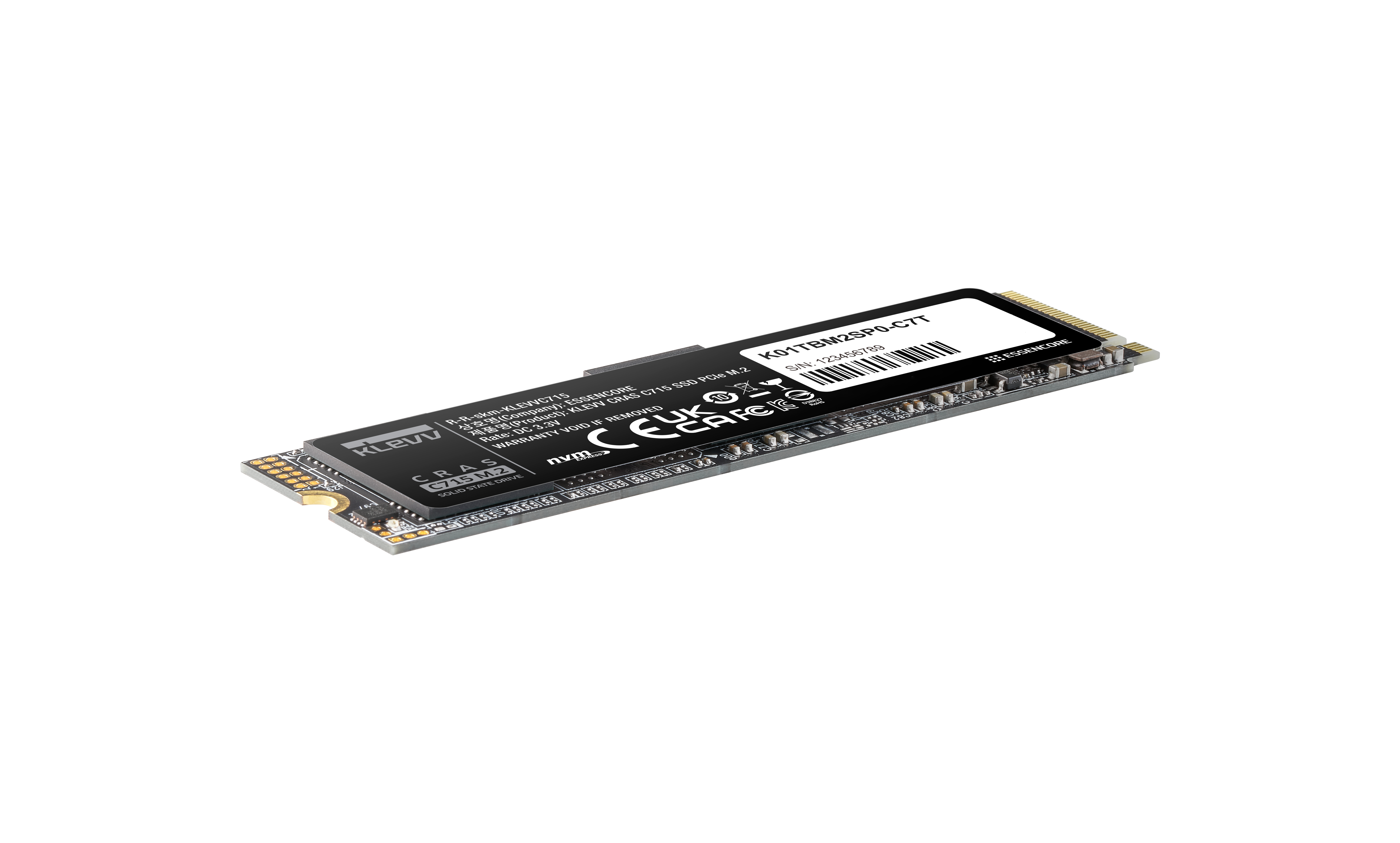 Eine M.2-SSD-Festplatte von KLEVV mit einem schwarzen Etikett, das Produktdetails und CE-Kennzeichnungen zeigt.
