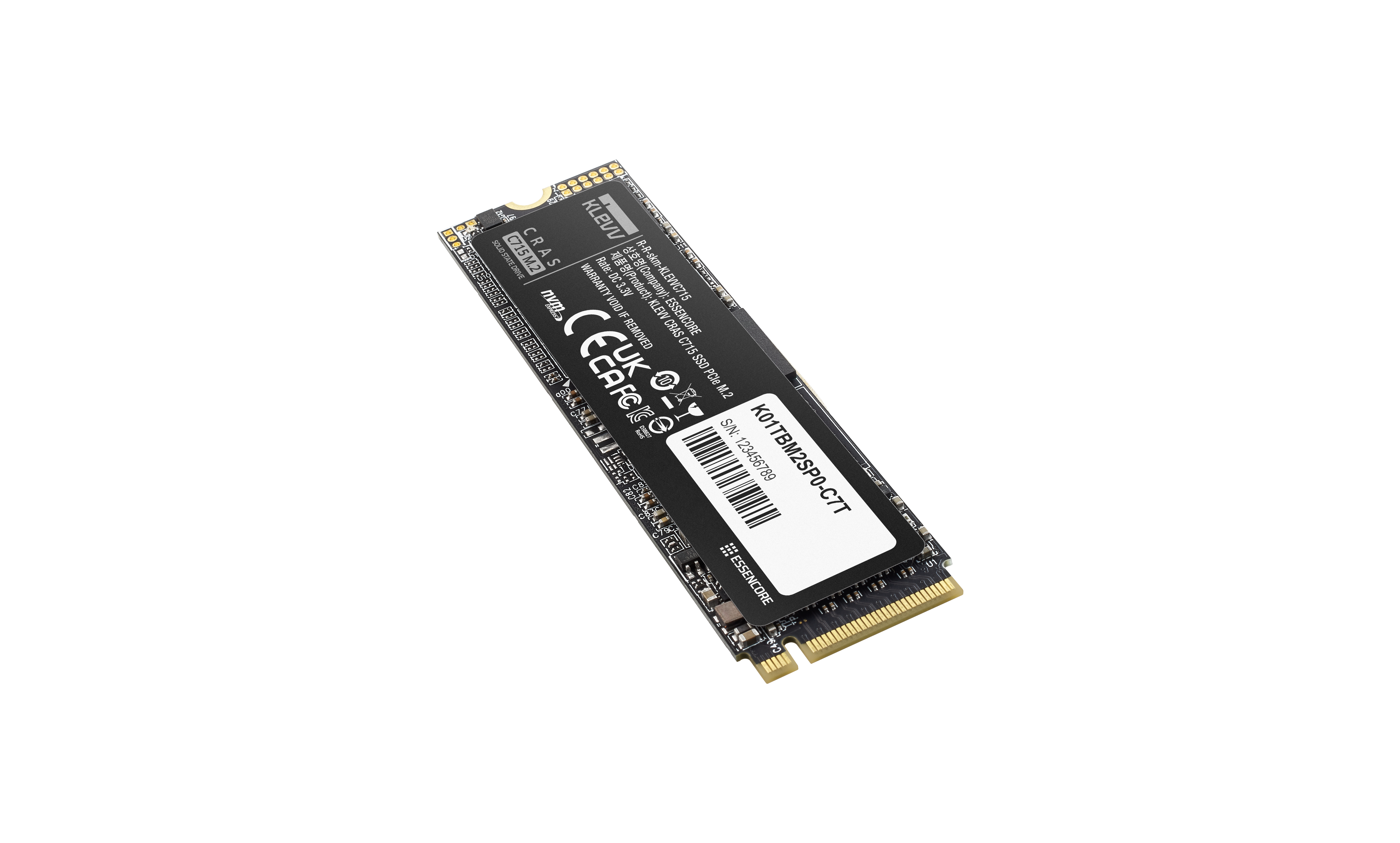 Ein schwarzes M.2 NVMe SSD Laufwerk mit Etikett und goldenen Pins auf weißem Hintergrund.