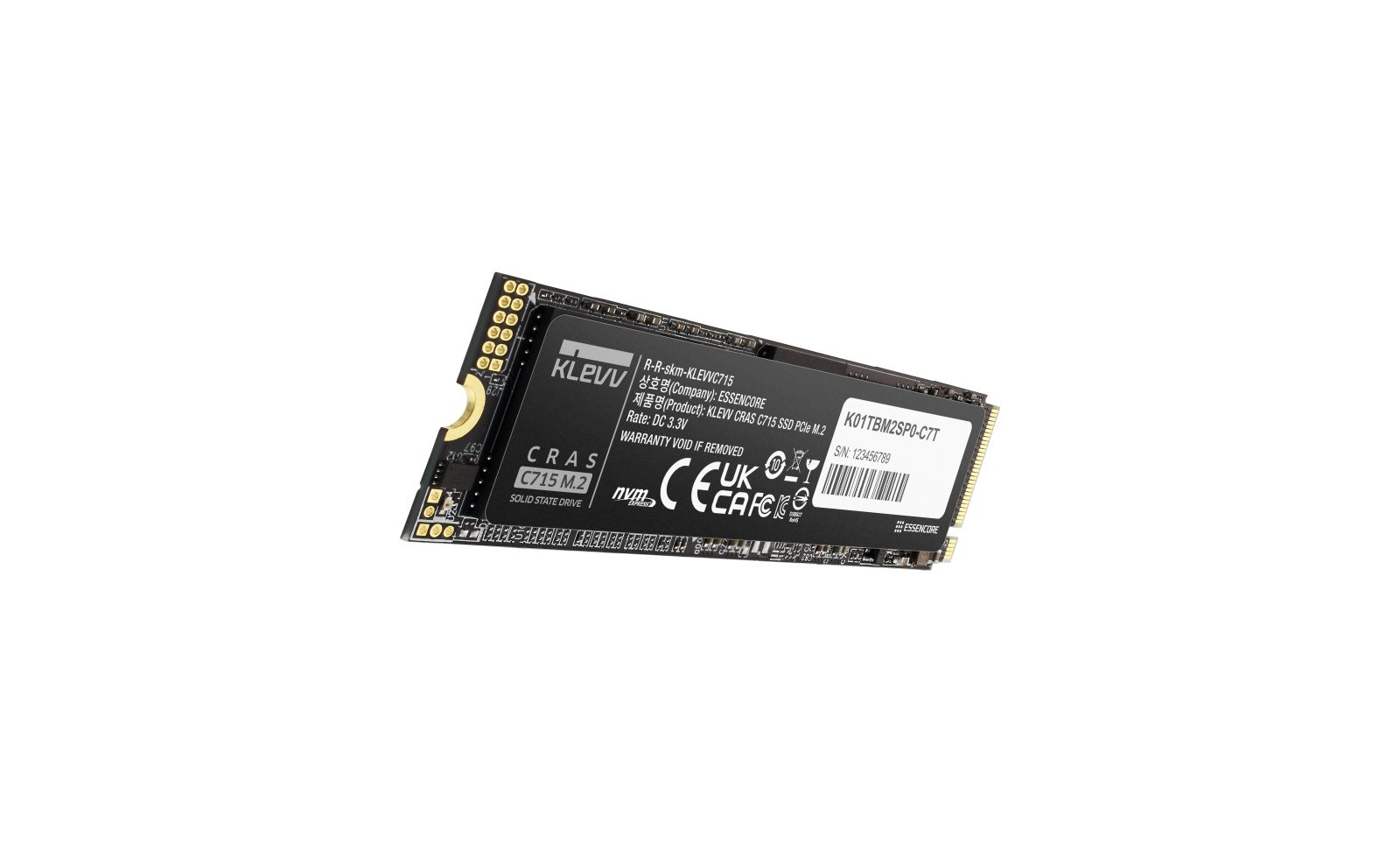 Eine KLEVV CRAS C715 M.2 NVMe SSD mit schwarzem Etikett und goldenen Pins auf weißem Hintergrund.