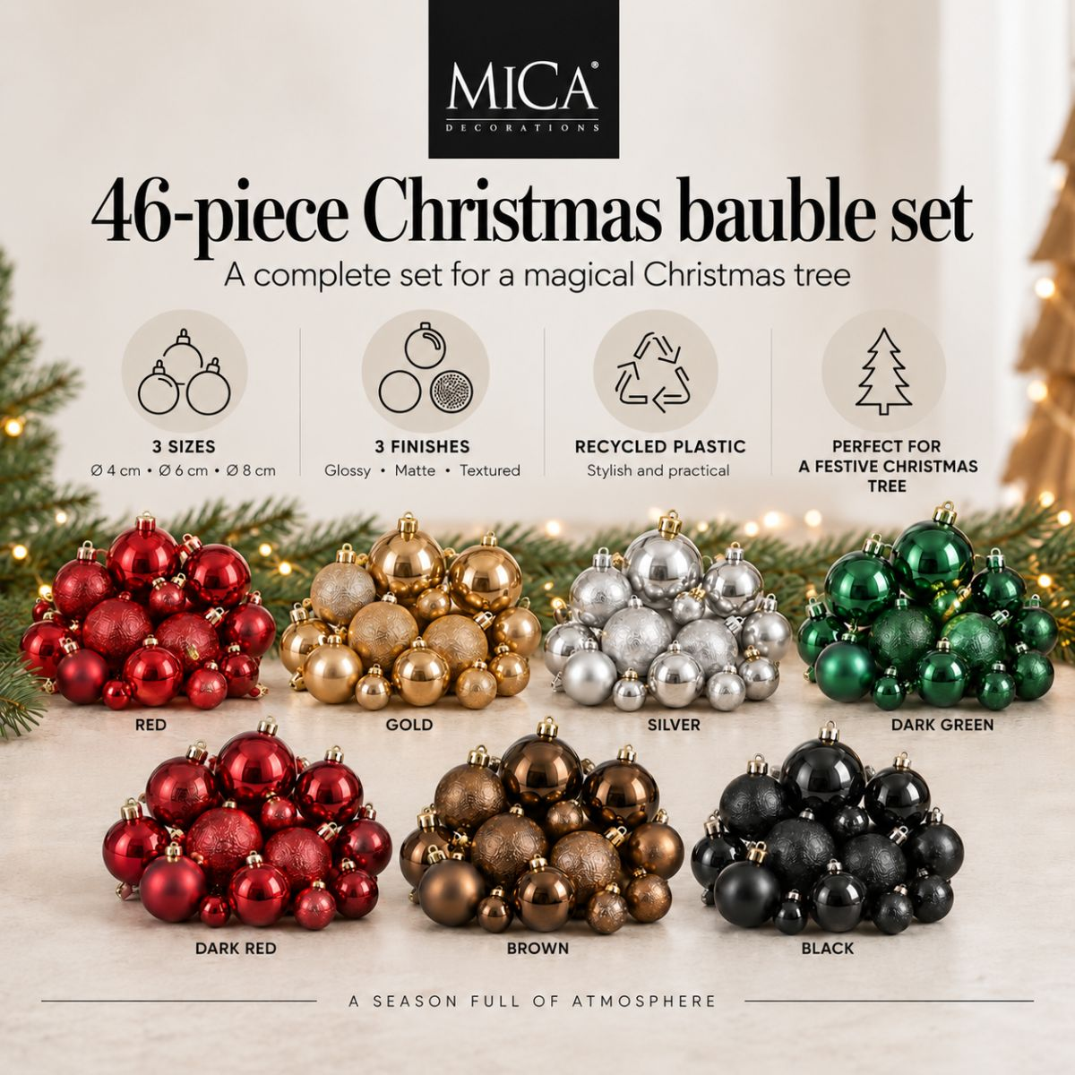 Un set de 46 boules de Noël de sept couleurs et trois finitions différentes, disposées sur une table.